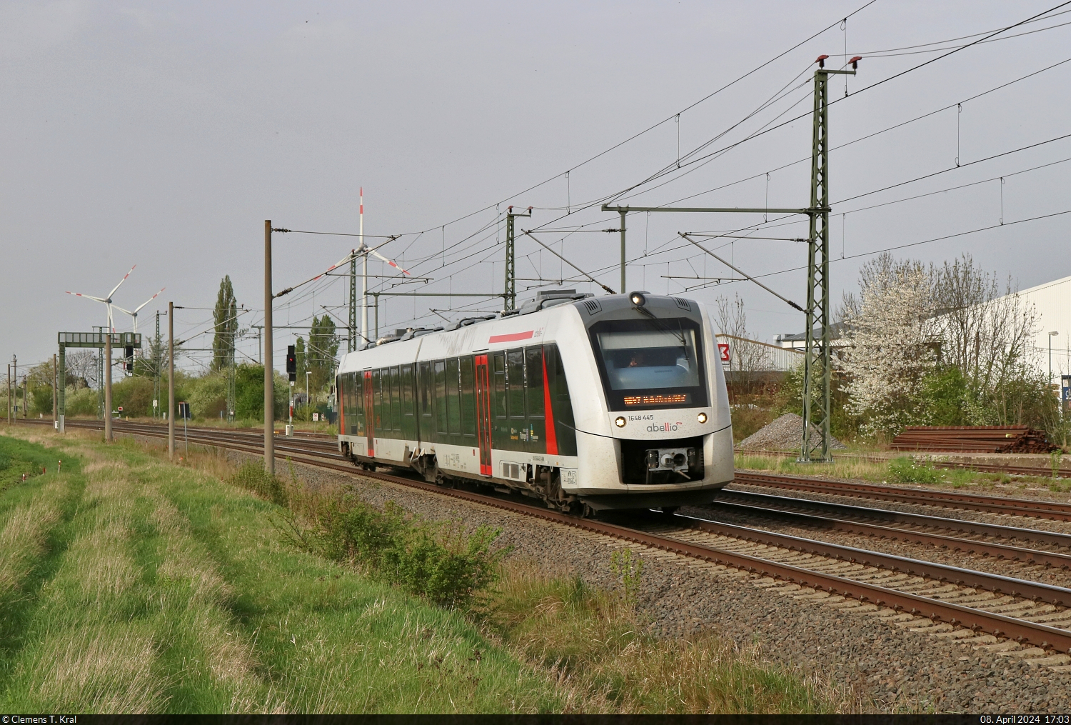 1648 445-2 (Alstom Coradia LINT 41) rauscht als Verstärker zur Hauptverkehrszeit durch Niemberg.

🧰 Abellio Rail Mitteldeutschland GmbH
🚝 RB 80421 (RB47) Bernburg Hbf–Halle(Saale)Hbf [+10]
🕓 8.4.2024 | 17:03 Uhr