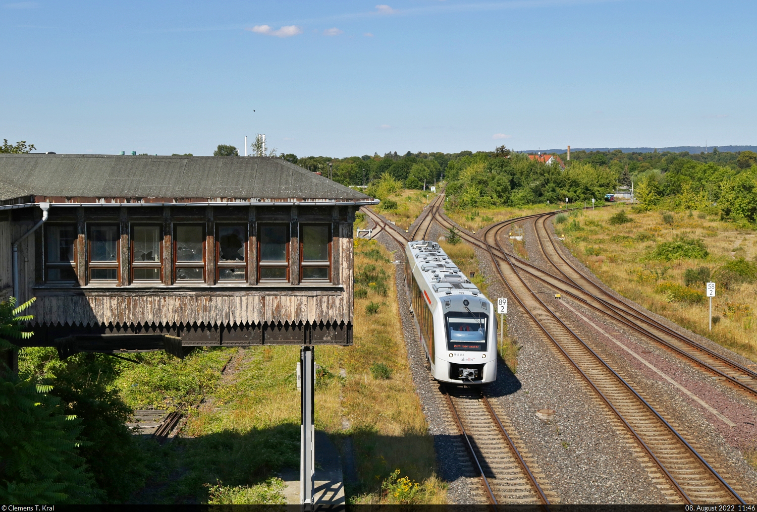 1648 453-6 (Alstom Coradia LINT 41) wird für seine nächste Reise aus der Abstellung bei der VIS Halberstadt geholt und passiert dabei das alte Weichenwärter-Stellwerk  Hw .
Gesehen von der Magdeburger Chaussee (B 81).

🧰 Abellio Rail Mitteldeutschland GmbH
🚝 RE 75737 (RE24) Halberstadt–Halle(Saale)Hbf
🕓 8.8.2022 | 11:46 Uhr