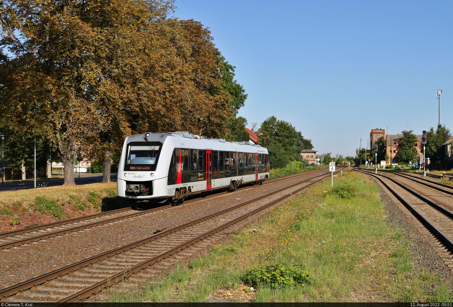 1648 901-4 (Alstom Coradia LINT 41) trifft im Bahnhof Könnern auf Gleis 1 ein.
Aufgenommen am Ende des Bahnsteigs 2/3.

🧰 Abellio Rail Mitteldeutschland GmbH
🚝 RE 75733 (RE24) Halberstadt–Halle(Saale)Hbf
🕓 12.8.2022 | 8:51 Uhr