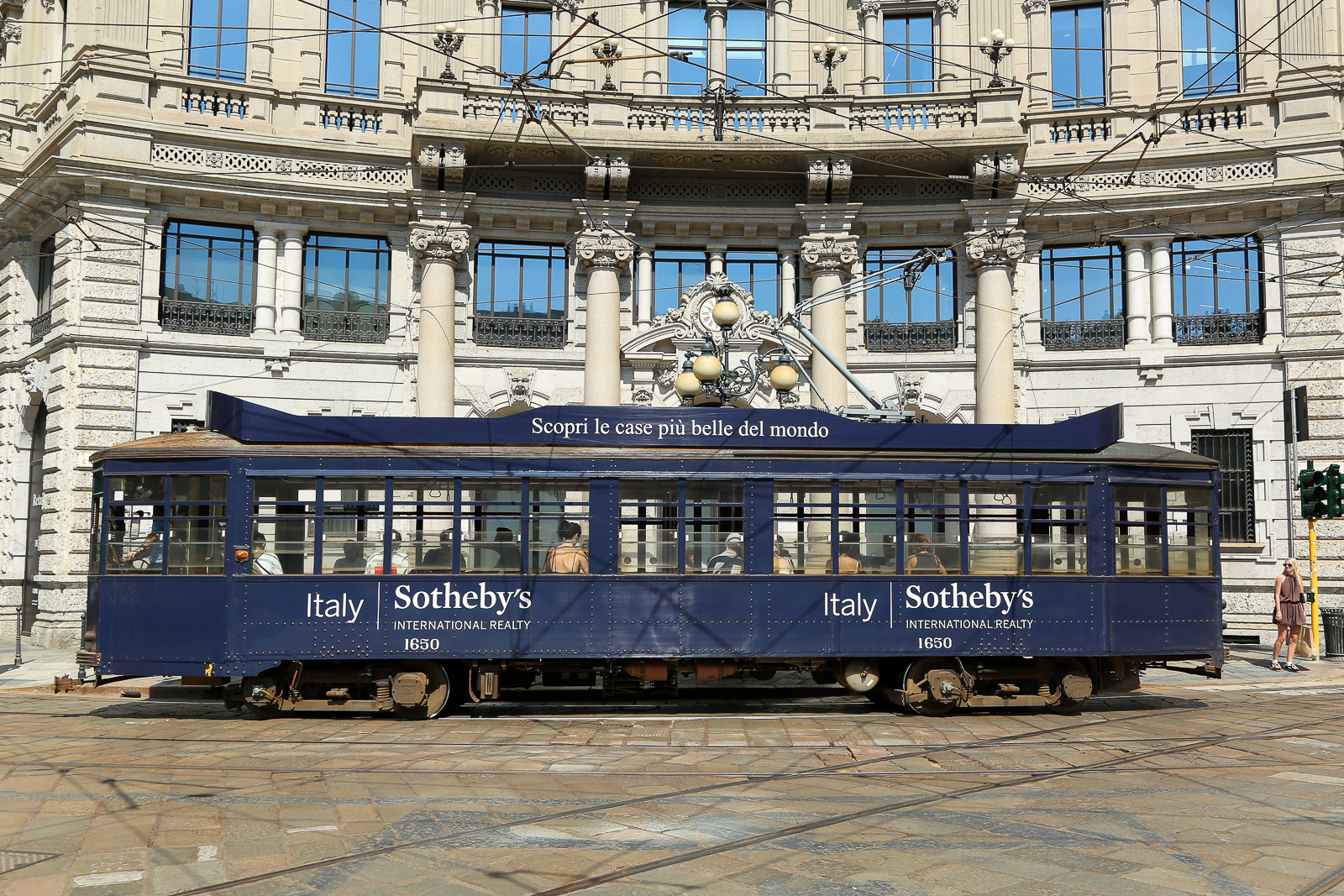 1650 Sotheby´s in Mailand am 2. September 2026. Nicht unweit des Doms am Platz Cordusio ist es die beste Stelle zum Knipsen der Linie 1 meiner Meinung nach am Mittag. Die Bahnen kommen leider bloss im 10-15 Minuten Takt und in der Zwischenzeit wird man bei 30 Grad Hitze wirklich abgebraten. Nach diesem Tag war ich wirklich total fertig, aber es hat sich doch gelohnt. 
