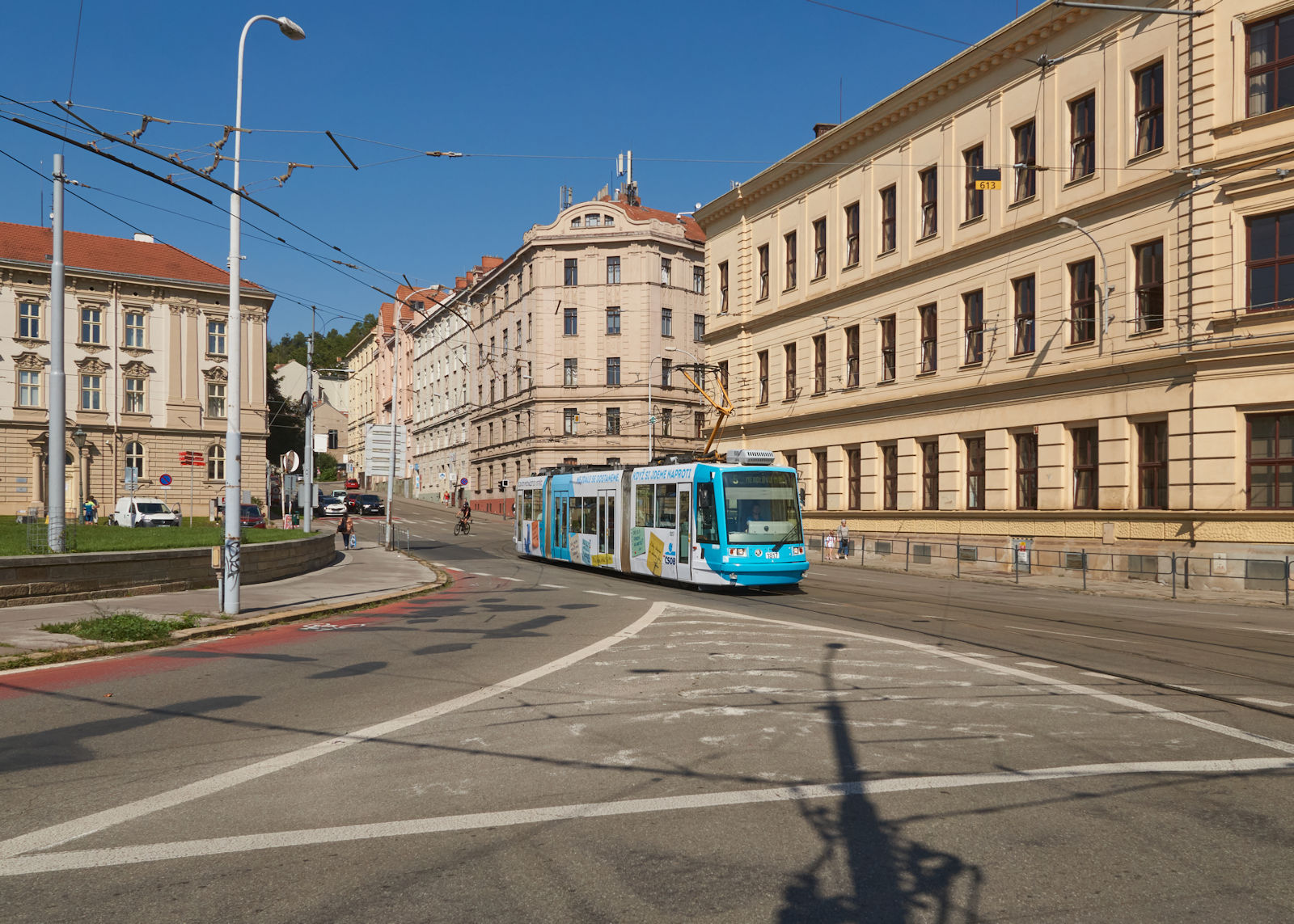 17 Skoda 03T erhielt die Straßenbahn Brünn in den Jahren 2003 bis 2006. Am 06.09.2023 war 1816 auf der Linie 5 als Verstärker unterwegs, der am Mendelplatz endet.