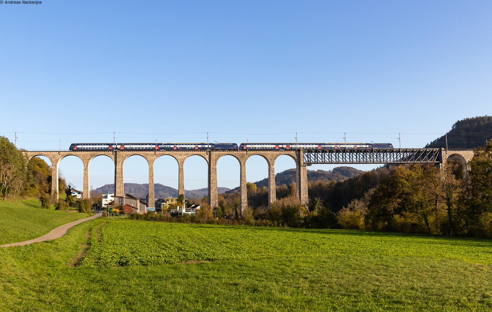 [17000] Zwei unbekannte Re 450 als S 18960 (Uster – Schaffhausen) bei Egilsau 27.10.22