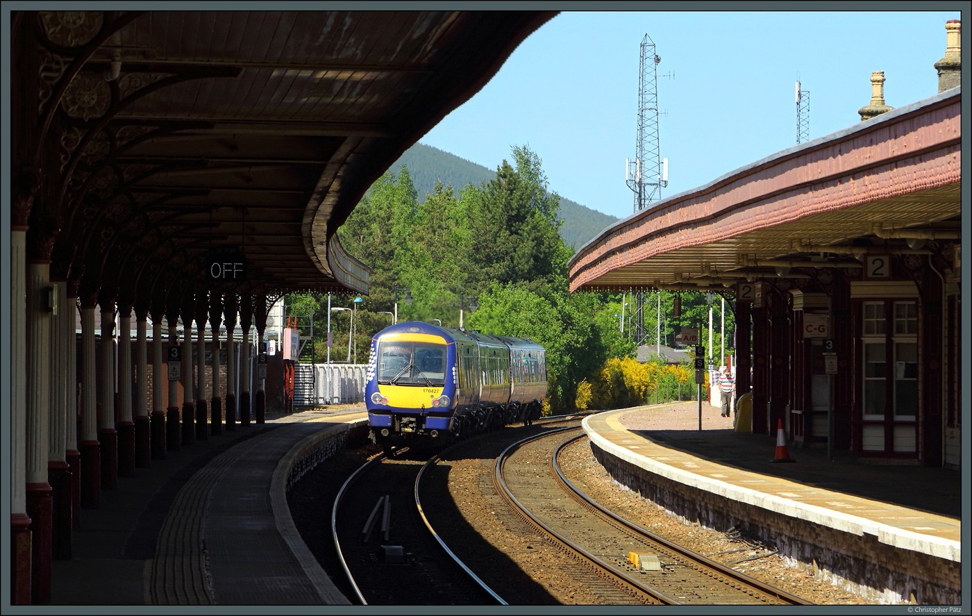 170427 von ScotRail verlässt am 14.05.2025 nach kurzem Aufenthalt den Bahnhof Aviemore Richtung Inverness.