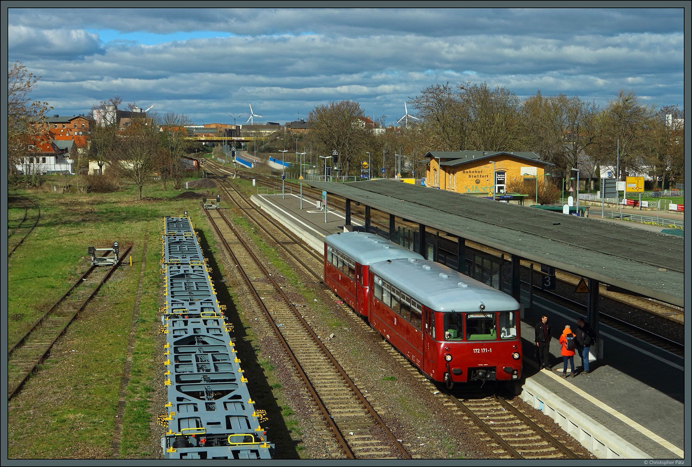 172 171-1 und 172 132-3 stehen am 02.04.2023 im Bahnhof Staßfurt. Anlässlich des Frühjahrsfestes im Bw Staßfurt führen sie Pendelfahrten zum Traditionsbahnbetriebswerk durch.