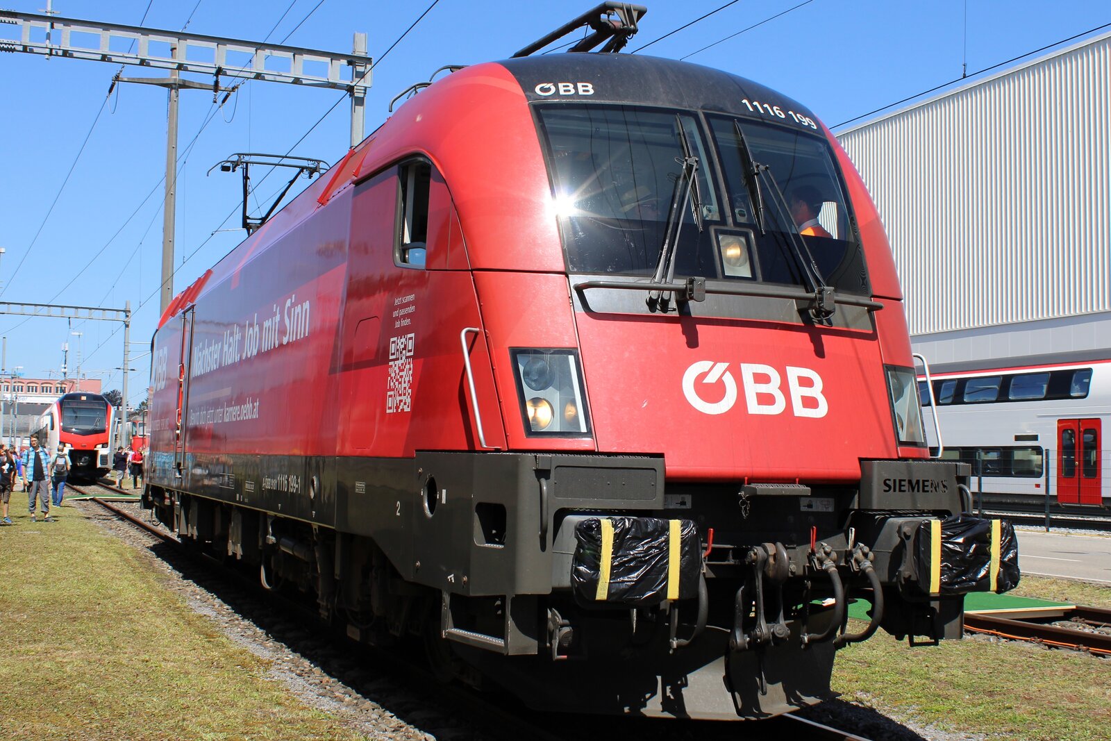 175 Jahre öffentlicher Verkehr in der Schweiz. Mit verschiedneen Veranstaltungen in allen Regionen wurde dieser Anlass zelebriert. Auch in der Ostschweiz wurde gefeiert, unter anderem mit einem internationalen Fahrzeugpark in St. Margrethen.

Ein weiterer Gast aus Österreich: die ÖBB Taurus 1116 199, die am 11 Juni 2022 für den Lokführerberuf Werbung machte. Sie zeigte sich dem zahlreichen Publikum auch von innen.
Im unteren Schweizer Rheintal fährt die Taurus sehr selten. Meistens ist sie in der RailJet Folierung unterwegs und kommt über Buchs SG - Sargans in die Schweiz.

St. Margrethen SG, 11.06.2022