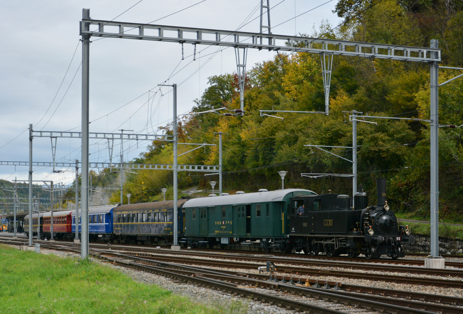 175 Jahre Schweizer Bahnen: An den Festtagen 15. & 16. Oktober 2022 fanden Dampfrundfahrten auf der Strecke Koblenz – Bad Zurzach statt. Der Verein DSF (Depot und Schienenfahrzeuge) Koblenz führte u. a. mit seiner Eb 2/4 Nr. 35 (Bj. 1891) sowie historischen Personenwagen der Oensingen-Balsthal-Bahn (OeBB) diese Extrafahrten durch.