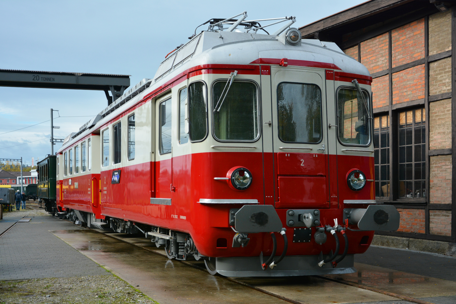 175 Jahre Schweizer Bahnen: Der 1966 gebaute Triebwagen «Aargauer-Pfyl» BDe 4/4 2 am  15.10.2022 im 1872 gebauten und ältesten erhaltenen Lokdepot der Schweiz in Koblenz.