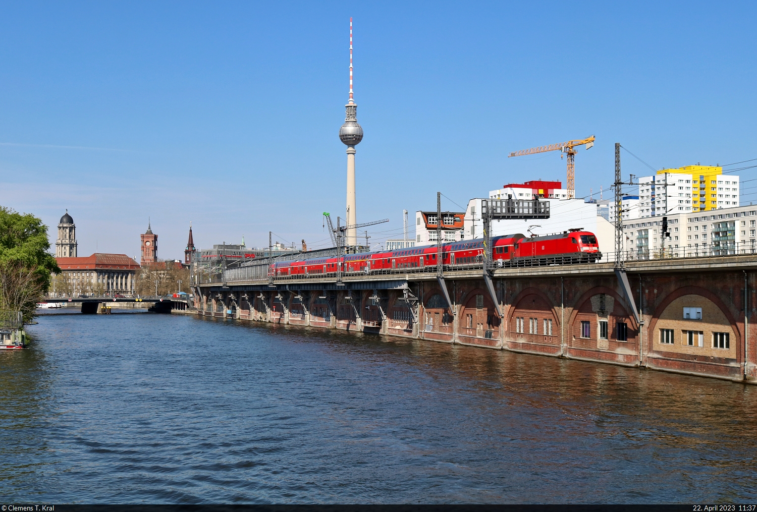 182 013-3 (Siemens ES64U2) unterwegs in Berlin an der Jannowitzbrücke.

🧰 DB Regio Nordost
🚝 RE 3114 (RE2) Nauen–Cottbus Hbf [+5]
🕓 22.4.2023 | 11:37 Uhr