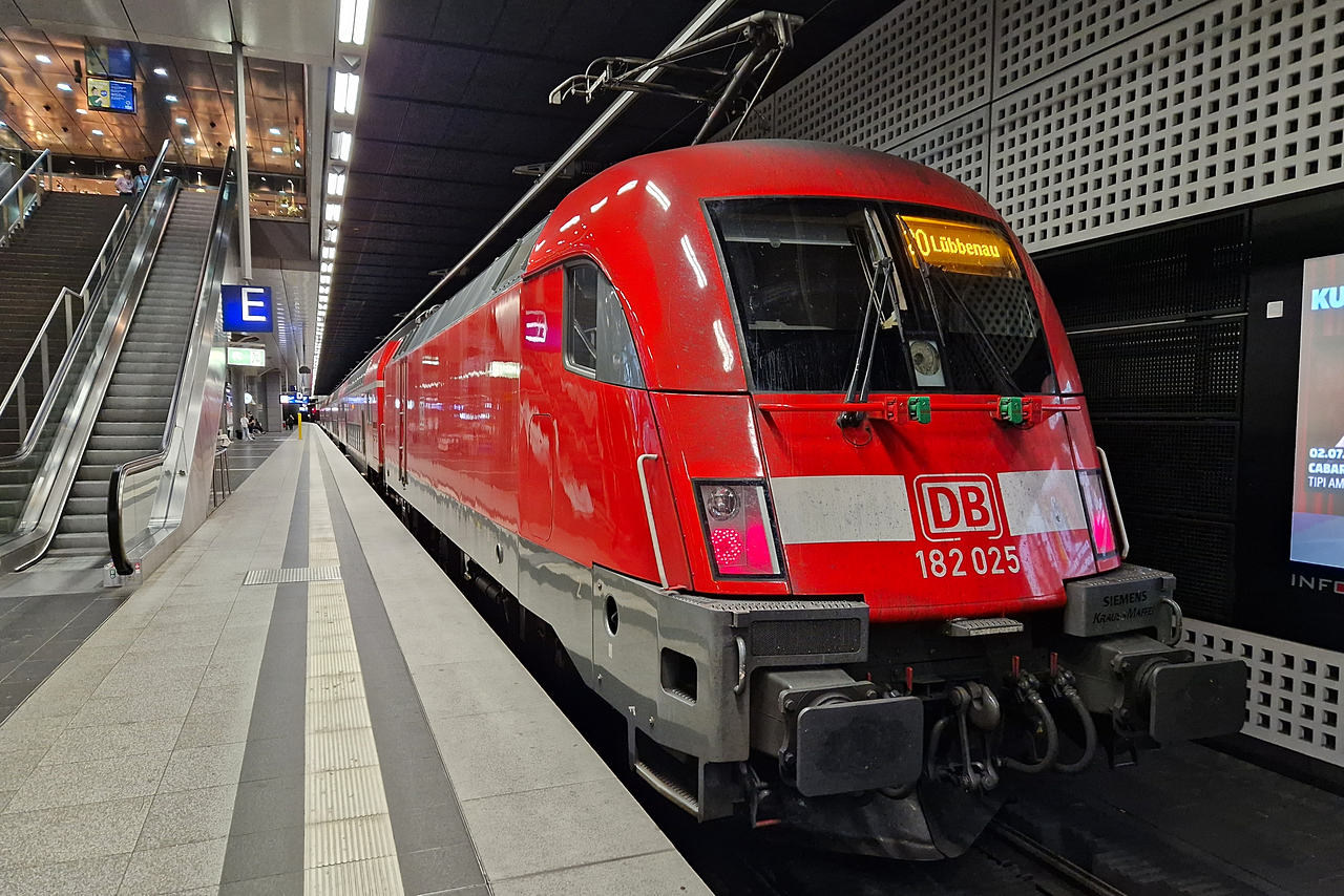 182 025 [91 80 6 182 025-7 D-DB] hat am 01.07.2026 soeben den RE20 nach L�bbenau in Berlin Hbf (tief) bereitgestellt.