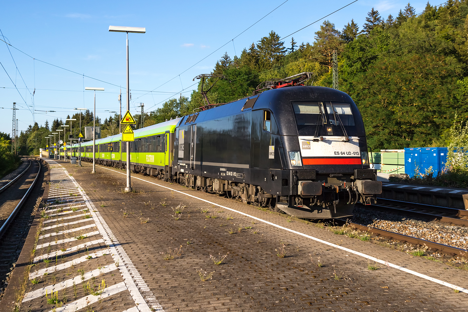 182 513-2 / ES 64 U2-013 - bei der Durchfahrt durch Otting-Weilheim - 06.08.2022