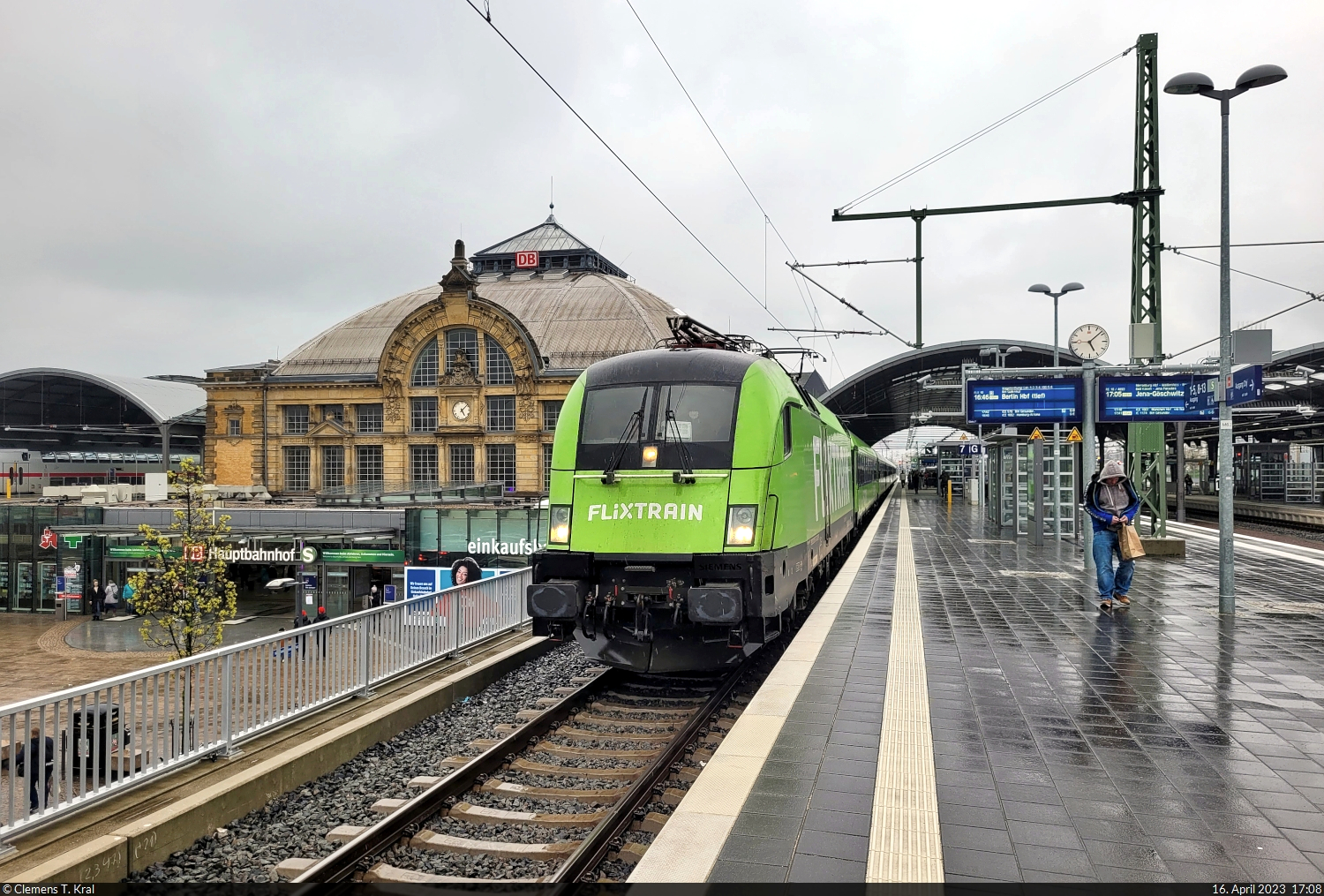 182 515-7 (Siemens ES64U2-015) beschleunigt aus dem verregneten Halle(Saale)Hbf auf Gleis 7.

🧰 Mitsui Rail Capital Europe GmbH (MRCE), vermietet an die Netzwerkbahn Sachsen GmbH (NeS) für Flixtrain GmbH
🚝 FLX76328 (FLX10) Basel Bad Bf–Berlin Hbf (tief) [+20]
🕓 16.4.2023 | 17:08 Uhr