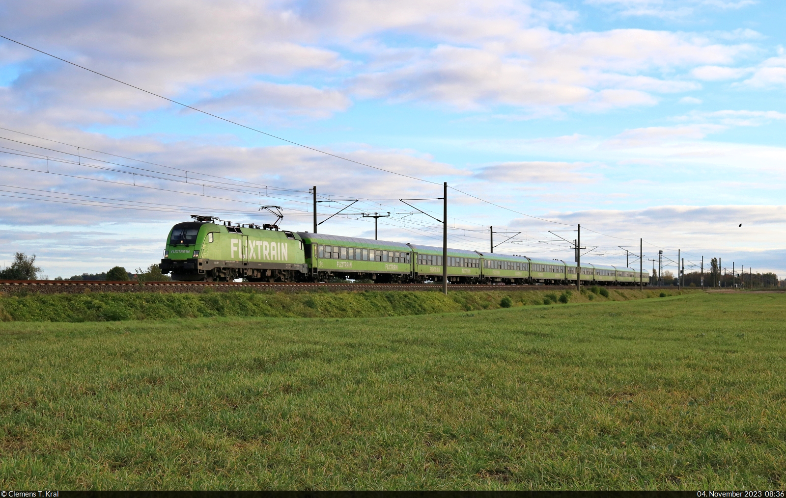 182 523-1 (Siemens ES64U2-023) unterwegs bei Hohenthurm.

🧰 Mitsui Rail Capital Europe GmbH (MRCE), vermietet an die Netzwerkbahn Sachsen GmbH (NeS) für Flixtrain GmbH
🚝 FLX 1241 (FLX10) Berlin Hbf (tief)–Stuttgart Hbf
🕓 4.11.2023 | 8:36 Uhr