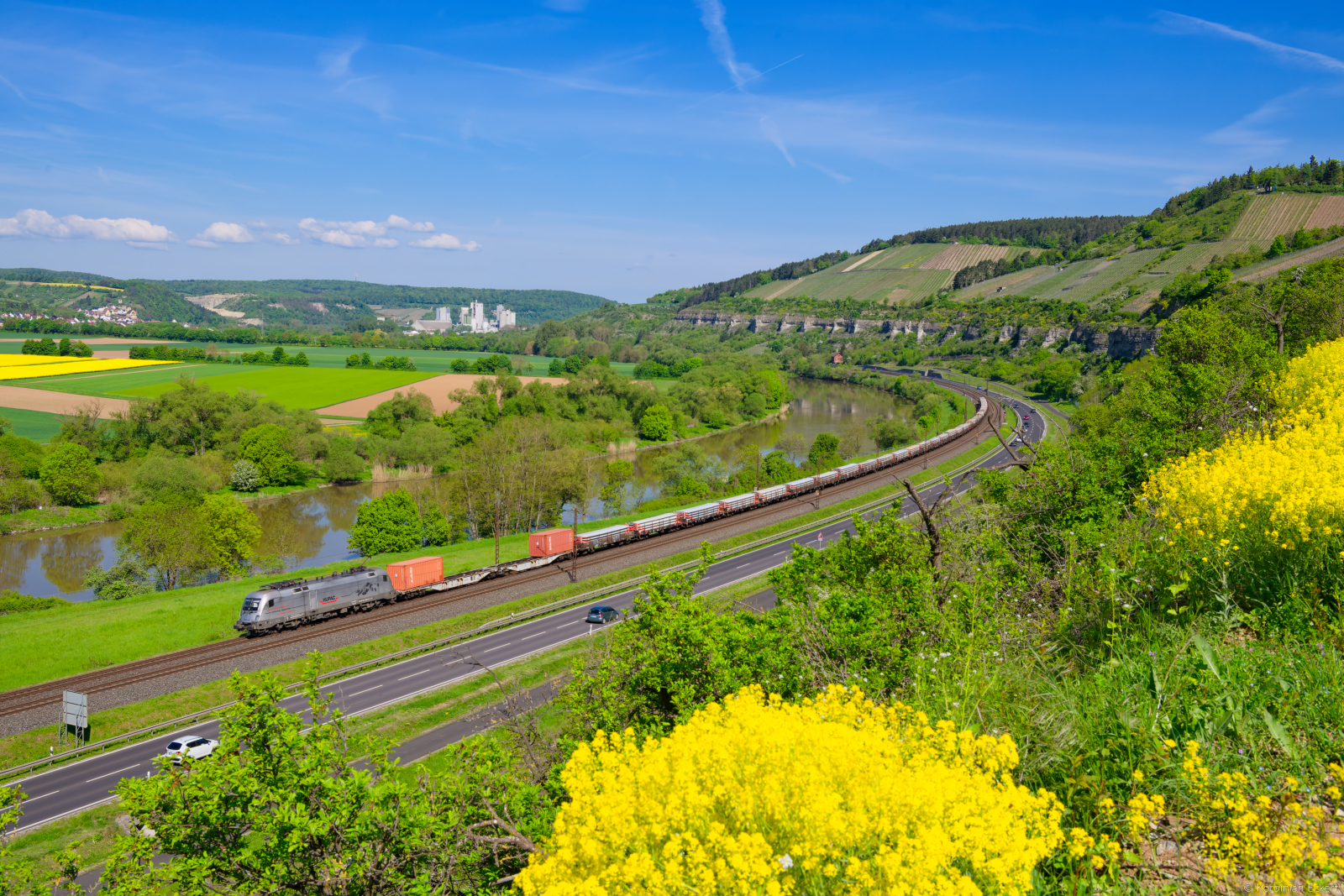 182 602 Hupac mit einem gemischten G�terzug aus Containern und Betonteilen bei Himmelstadt Richtung W�rzburg, 07.05.2022