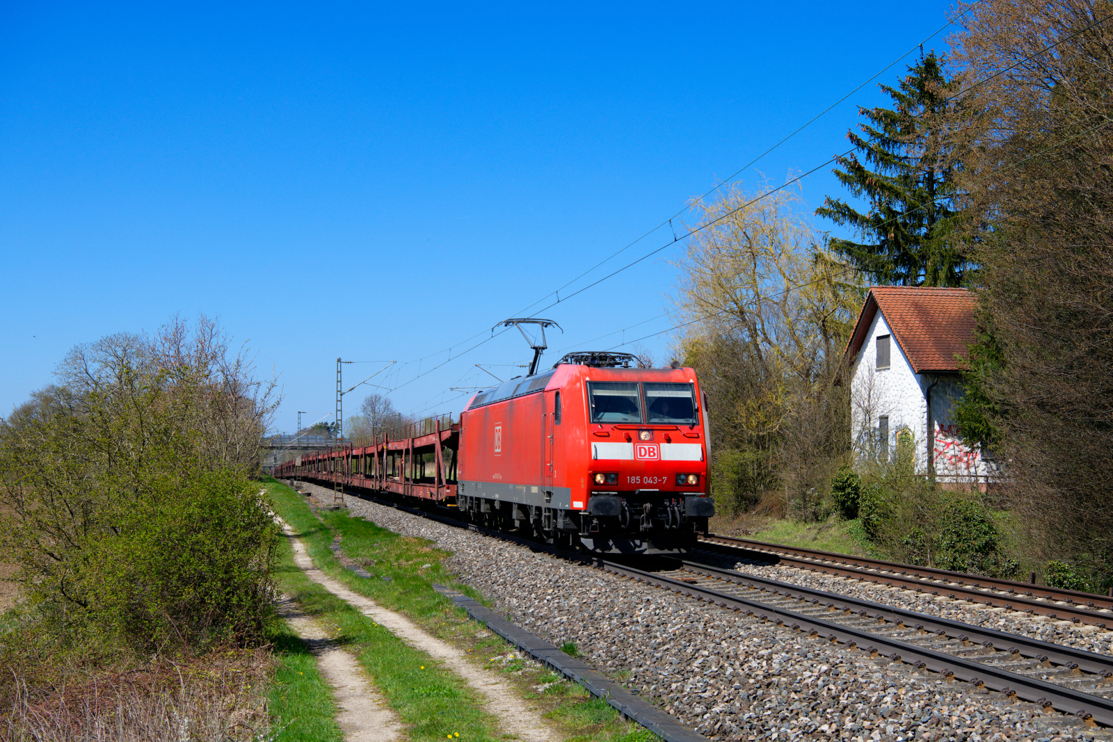 185 043 DB Cargo mit einem leeren Autotransportzug bei Postbauer-Heng Richtung Regensburg, 23.04.2021