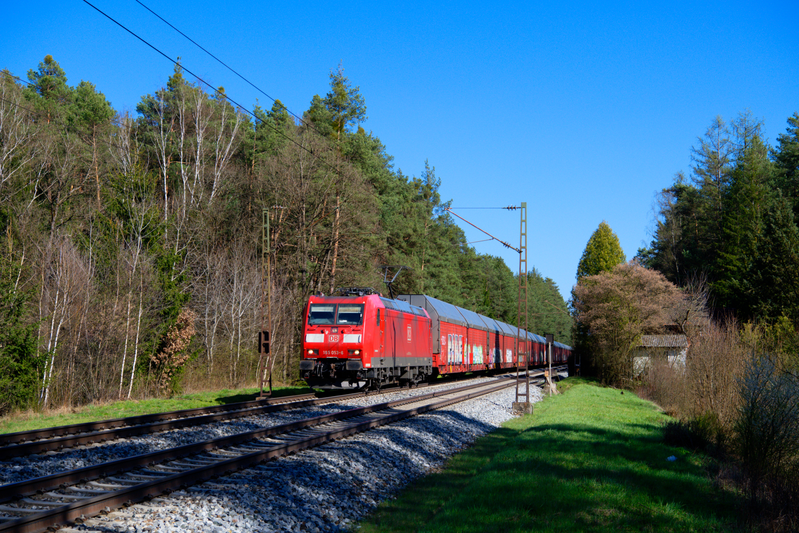 185 053 DB Cargo mit einem geschlossenen Autotransportzug bei Ochenbruck Richtung Nürnberg, 23.04.2021