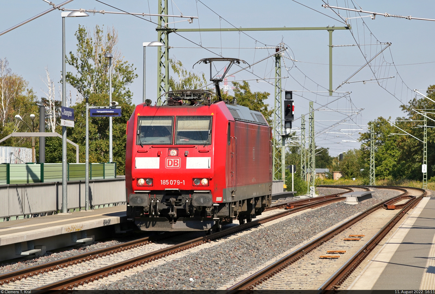 185 079-1 hat ihre Güterwagen in der ZBA Halle (Saale) abgegeben und kehrt nun allein im Hp Halle Rosengarten Richtung Sangerhausen zurück.

🧰 DB Cargo
🕓 11.8.2022 | 16:11 Uhr