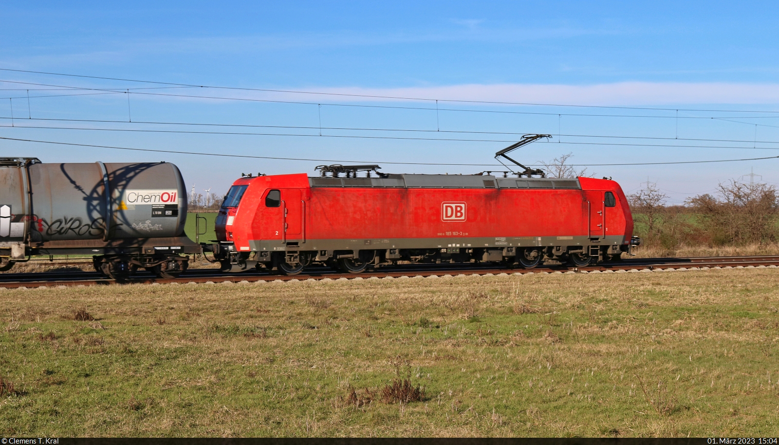 185 163-3 zieht einen Gemischtwarenladen Richtung Bitterfeld an Hohenthurm vorbei.

🧰 DB Cargo
🕓 1.3.2023 | 15:04 Uhr