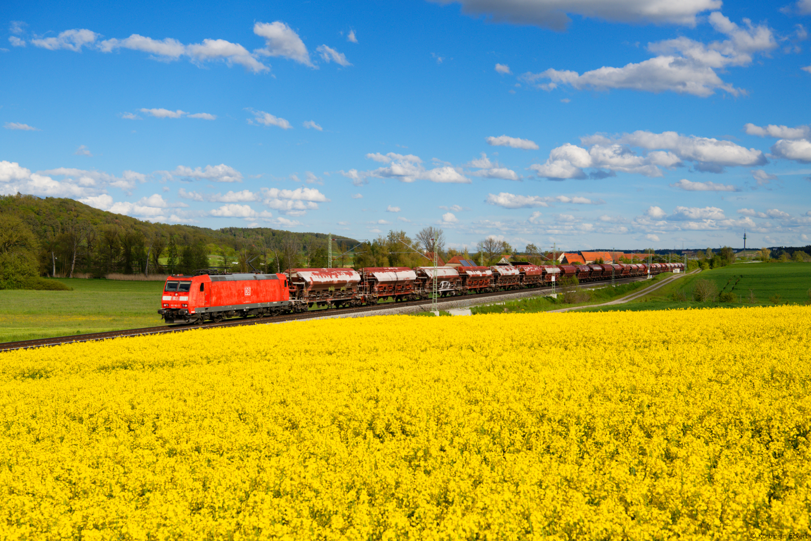 185 163 DB Cargo mit einem Getreidezug bei Lehrberg Richtung Würzburg, 22.05.2021