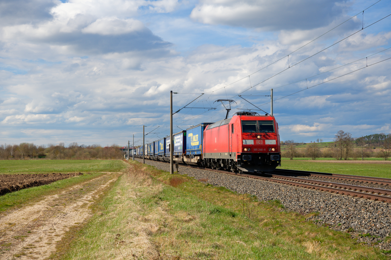 185 246 DB Cargo mit einem KLV-Zug bei Gunzenhausen Richtung Treuchtlingen, 11.04.2021