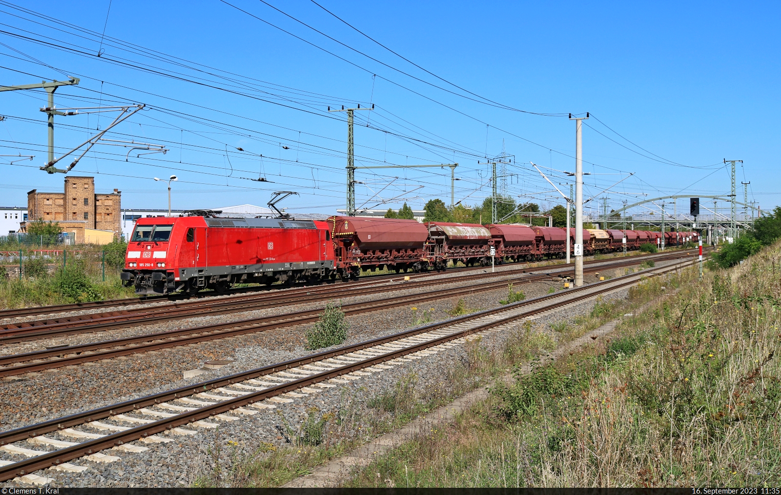 185 250-8 unterwegs mit Schwenkdachwagen in Halle-Ammendorf, Eisenbahnstraße.

🧰 DB Cargo
🕓 16.9.2023 | 11:35 Uhr