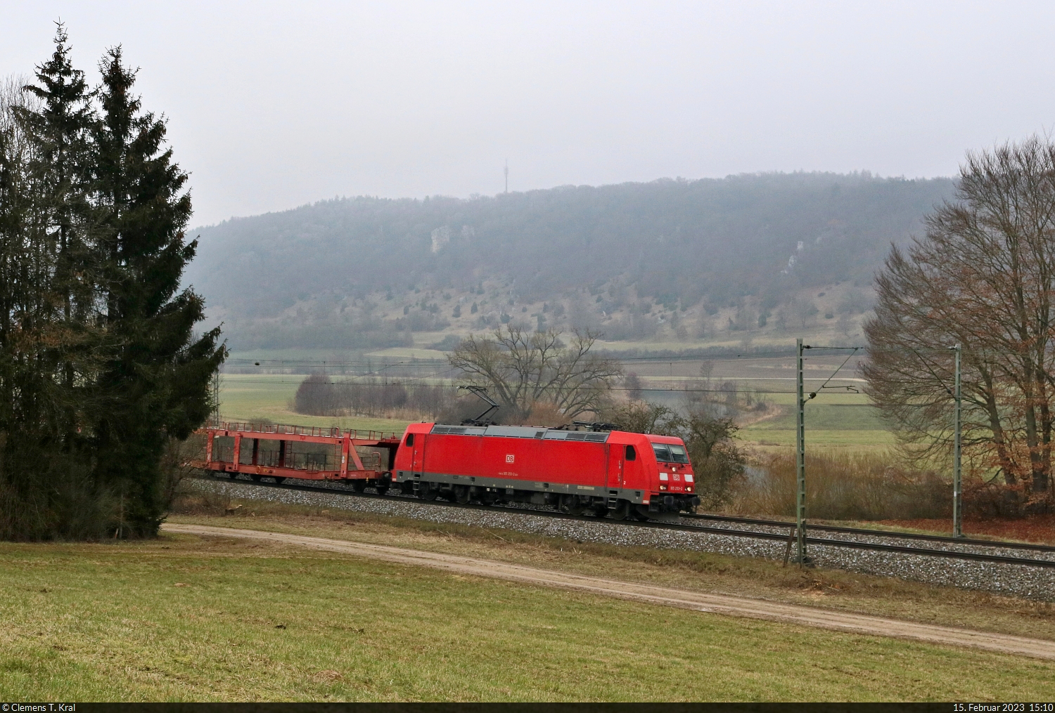 185 253-2 taucht hinter den Bäumen mit Autotransportwagen auf. Gesehen östlich von Dollnstein in Fahrtrichtung Ingolstadt.

🧰 DB Cargo
🕓 15.2.2023 | 15:10 Uhr