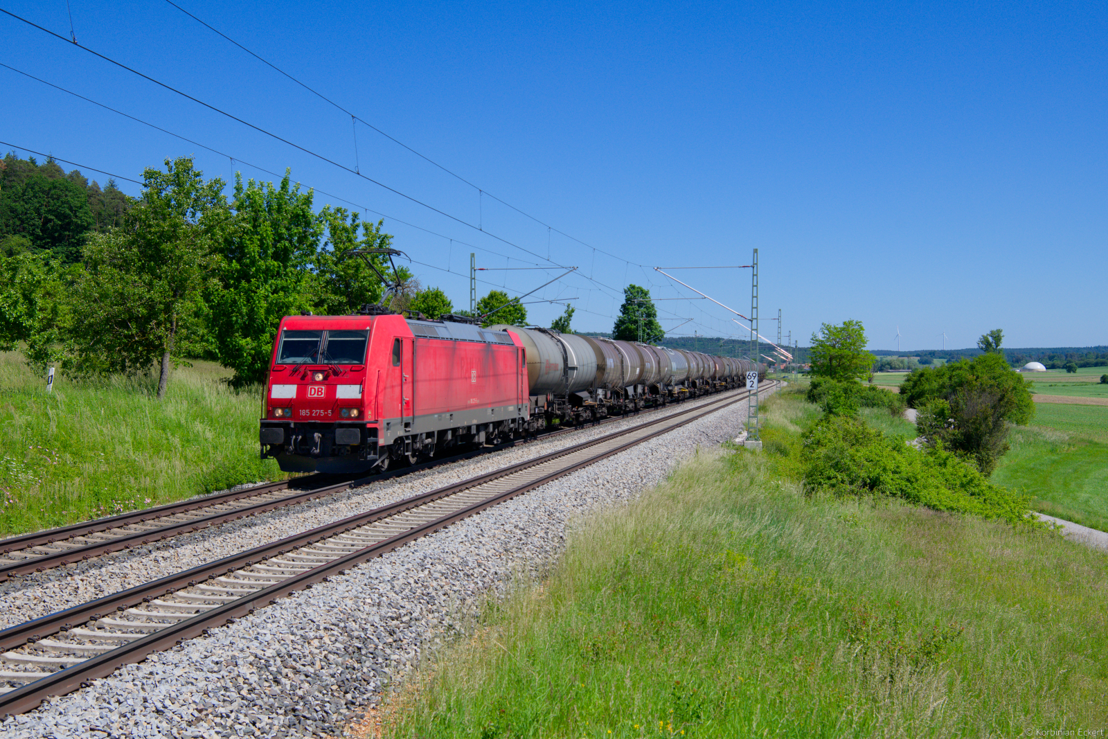 185 275 DB Cargo mit einem Kesselzug bei Oberdachstetten Richtung Würzburg, 13.06.2021