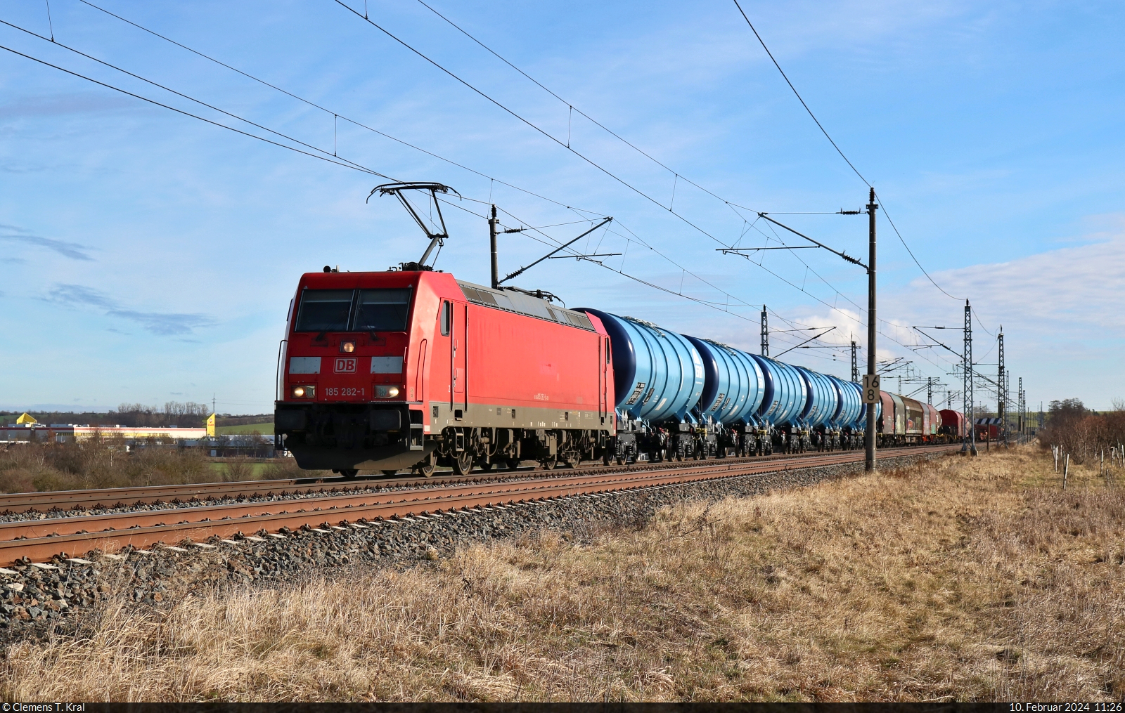 185 282-1 rollt mit einem Gemischtwarenladen am km 16,8 Richtung Teutschenthal hinab.

🧰 DB Cargo
🕓 10.2.2024 | 11:26 Uhr