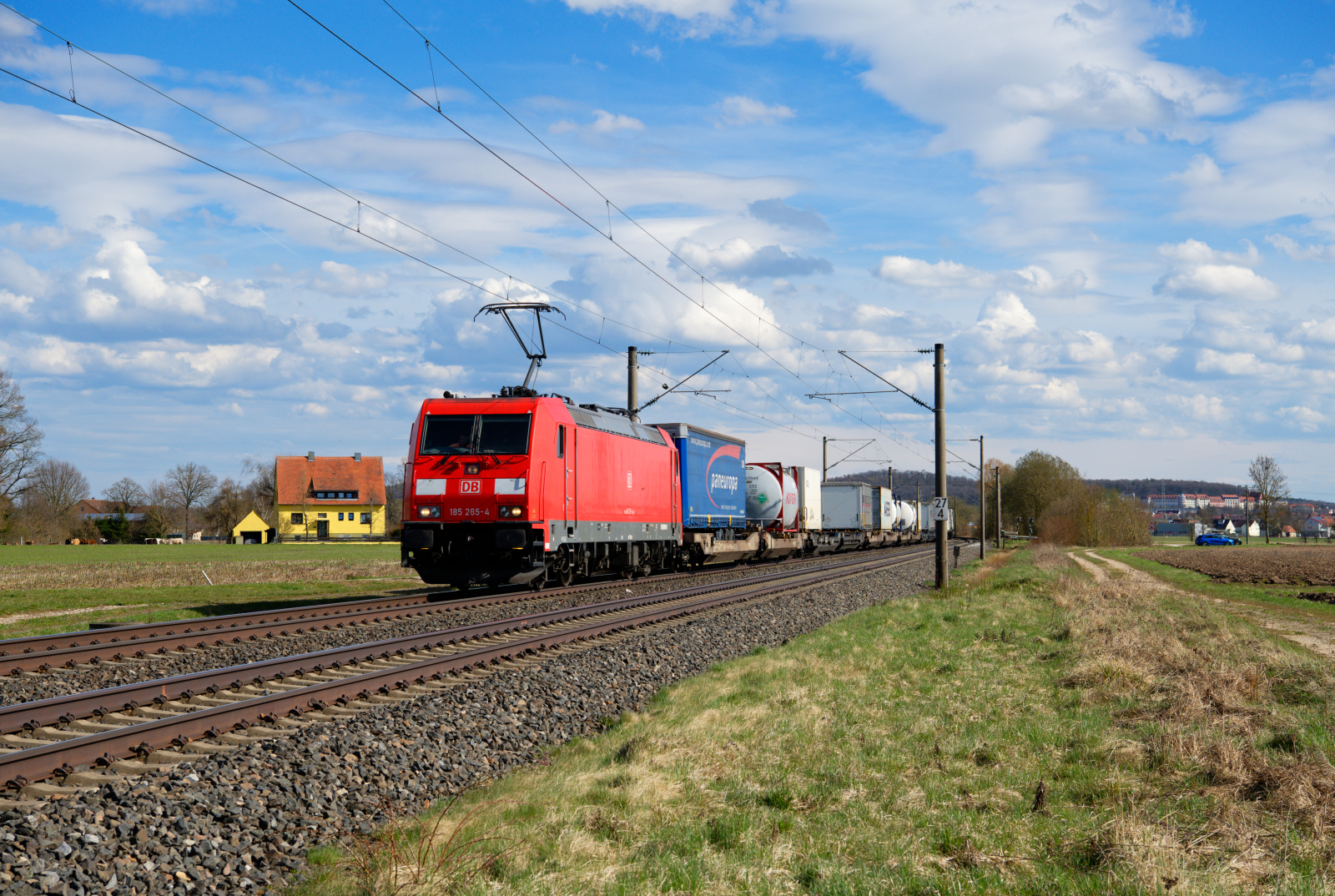 185 285 DB Cargo mit einem KLV-Zug bei Gunzenhausen Richtung Ansbach, 11.04.2021