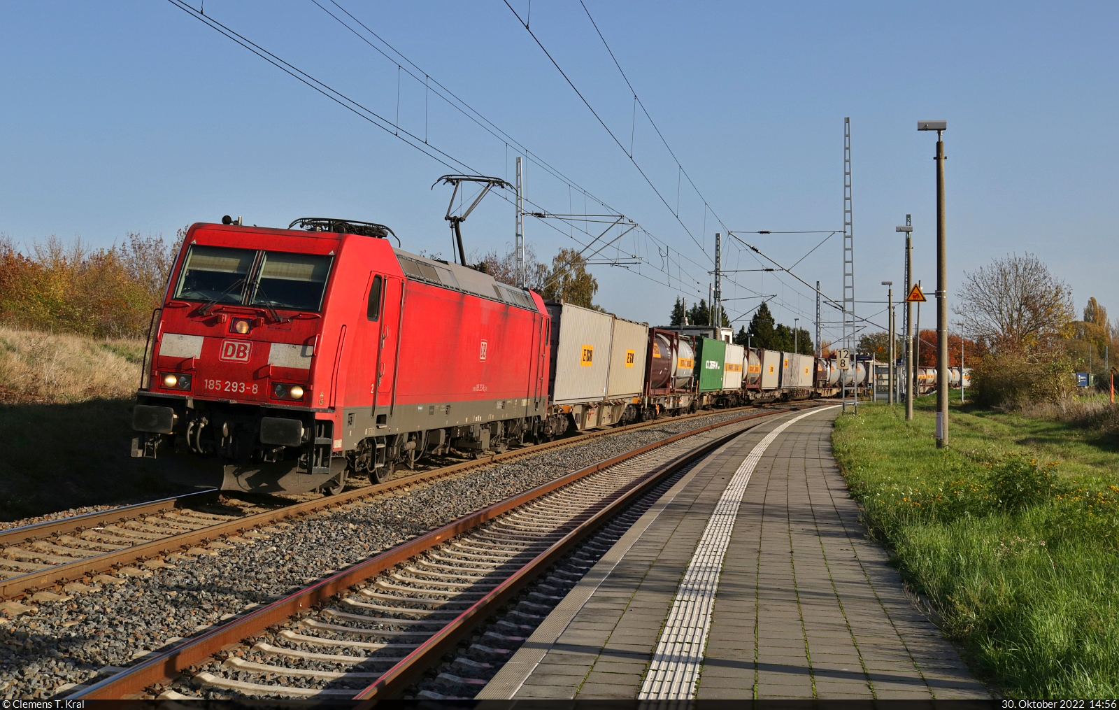 185 293-8 unterwegs mit Bertschi-Containern an der Blockstelle Zscherben Richtung Sangerhausen.

🧰 DB Cargo
🕓 30.10.2022 | 14:56 Uhr