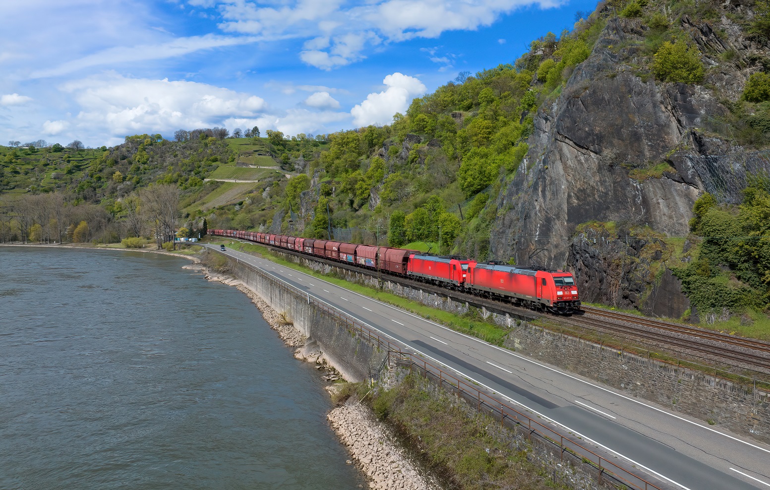 185 297 mit einem Güterzug am 14.04.2023 bei St. Goarshausen.