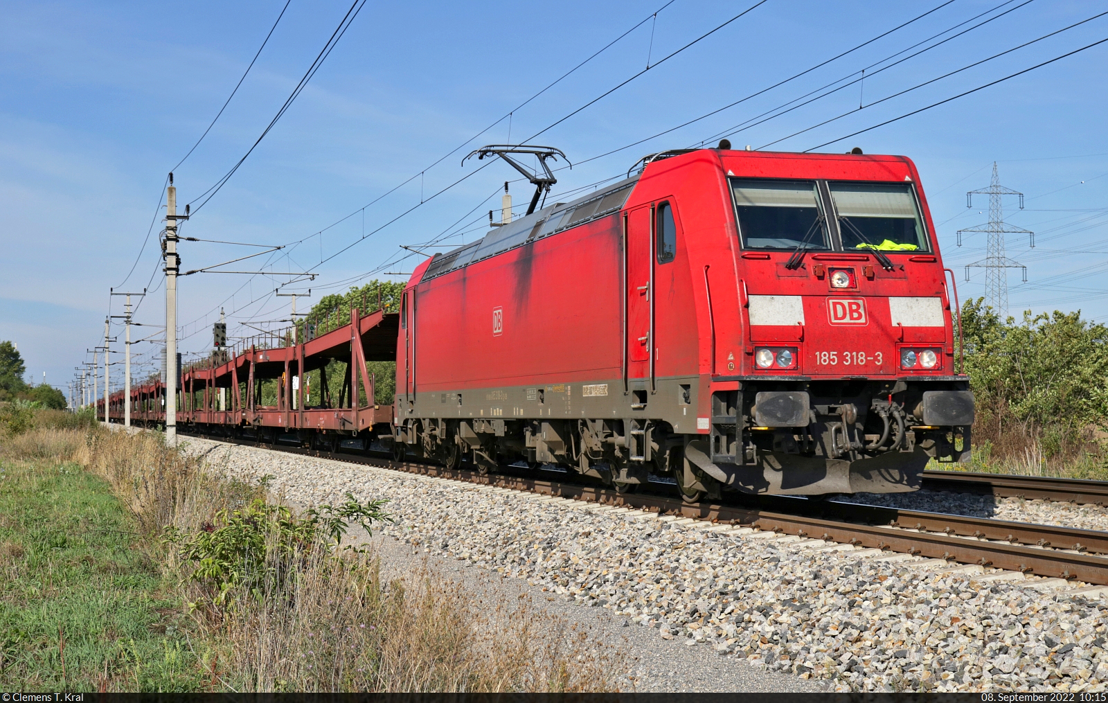 185 318-3 schleppt leere Autotransportwagen bei Götzendorf an der Leitha (A) Richtung Parndorf (A).

🧰 DB Cargo
🕓 8.9.2022 | 10:15 Uhr