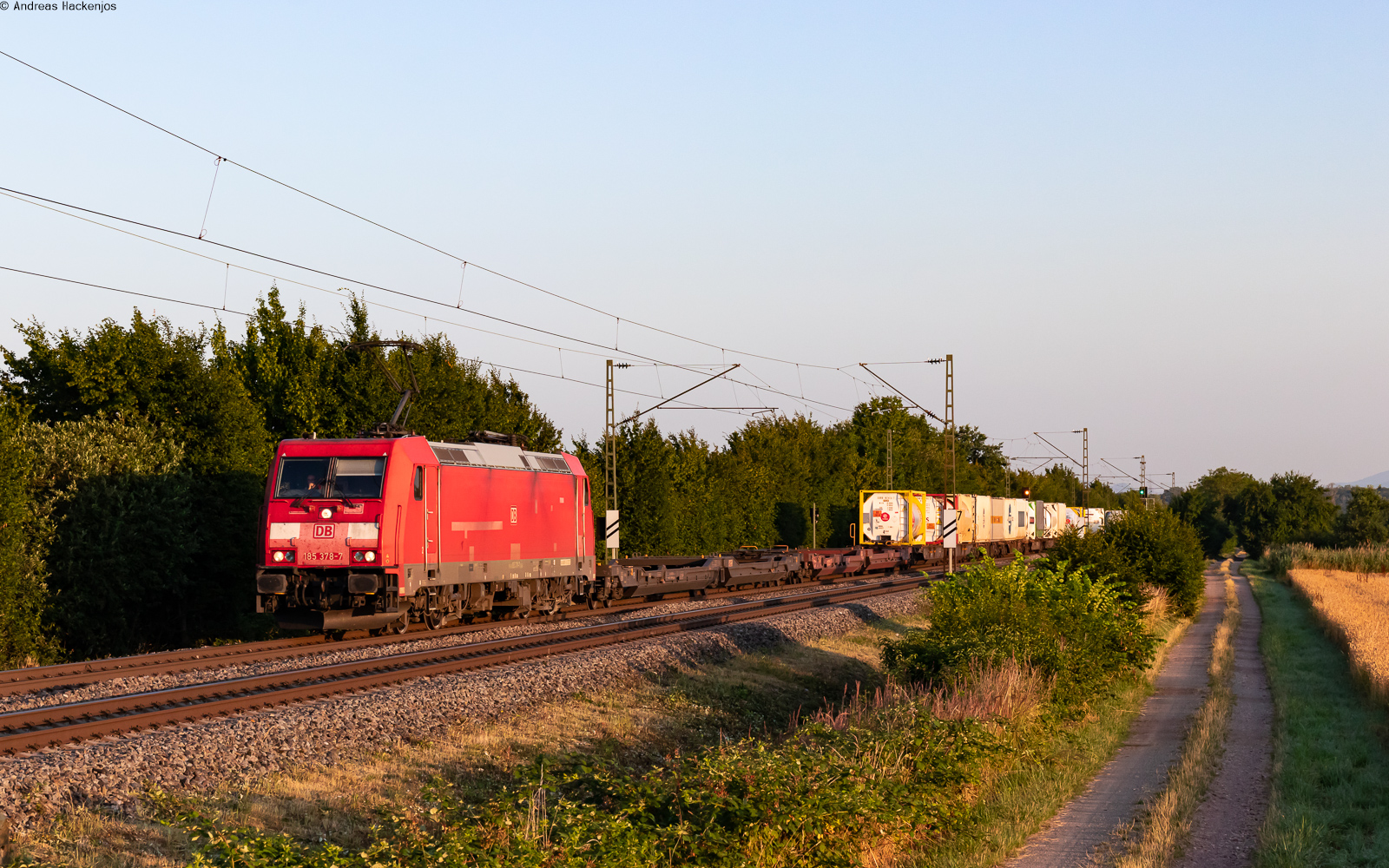 185 378 mit dem KT 50259 (Wuppertal-Langerfeld - Basel Bad Rbf) bei Köndringen 7.7.23
