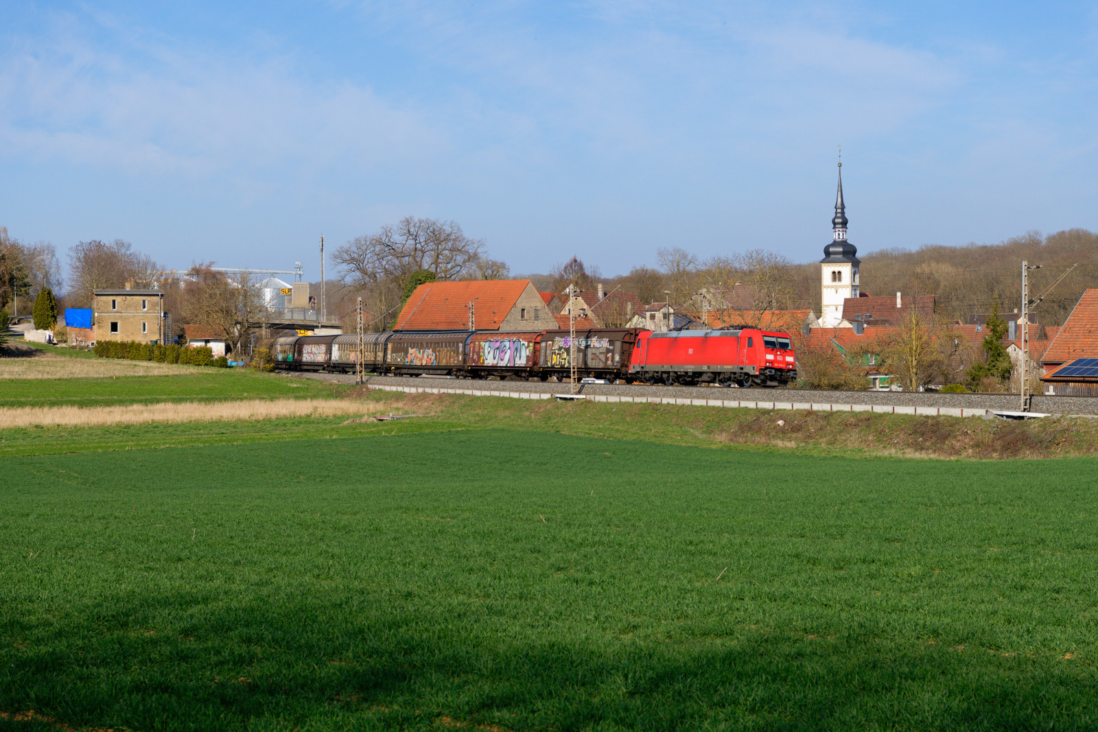 185 379 DB Cargo mit einem gemischten Gterzug bei Gntzheim Richtung Ansbach, 31.03.2021