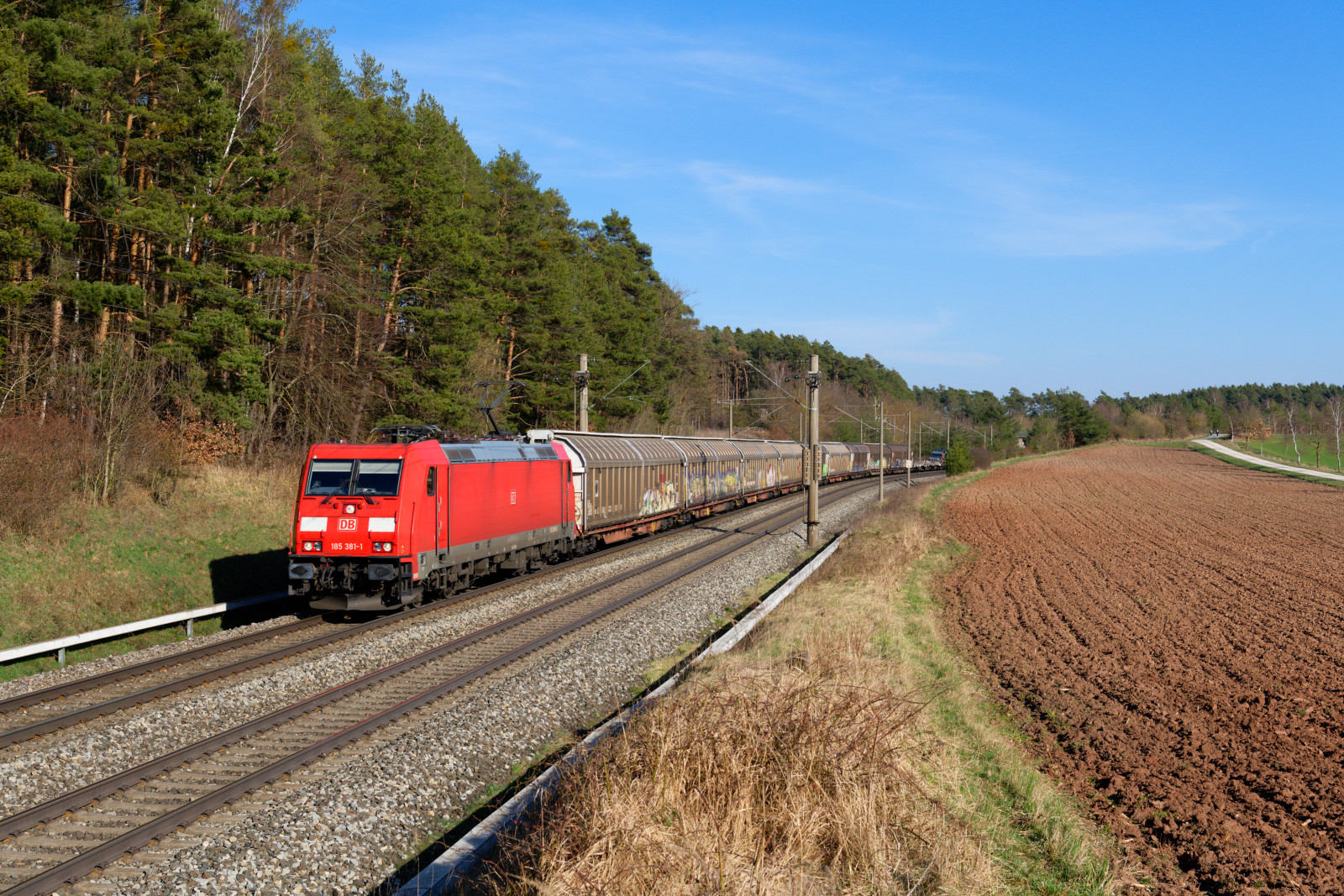 185 381 DB Cargo mit einem gemischten Güterzug bei Hagenbüchach Richtung Würzburg, 30.03.2021