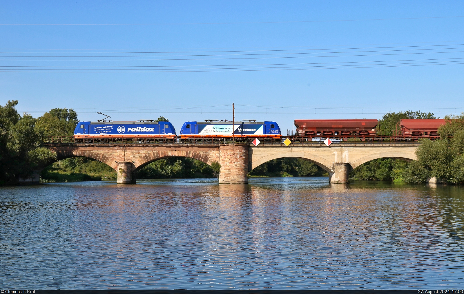185 409-0 schleppt 187 318-1 und eine Ladung Dünger über die Saale bei Halle-Wörmlitz Richtung Angersdorf.

🧰 Raildox GmbH & Co. KG
🕓 27.8.2024 | 17:00 Uhr