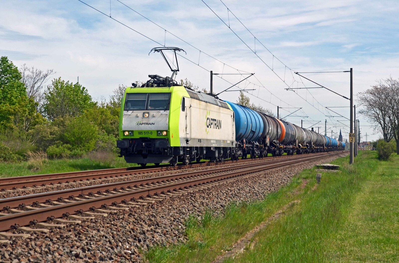 185 517 der Captrain rollte am 01.05.23 mit einem Kesselwagenzug durch Greppin Richtung Dessau.
