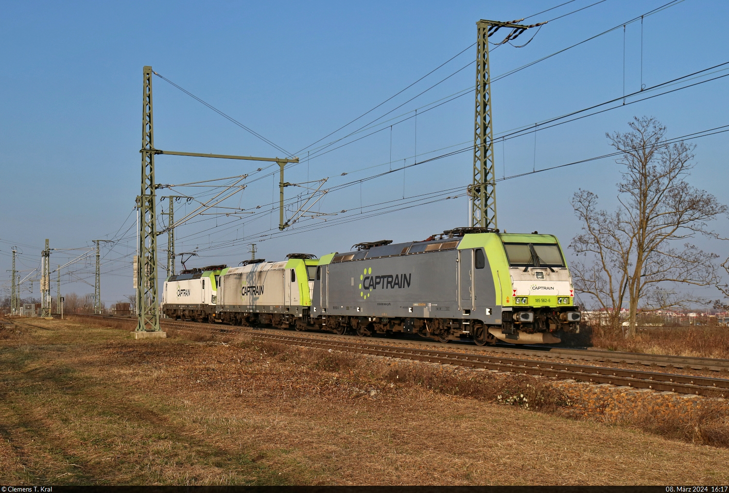 185 562-6 und 185 650-9 werden von 193 583-2  Mysterious  (Siemens Vectron) oberhalb der Leipziger Chaussee (B 6) Richtung Zugbildungsanlage (ZBA) Halle (Saale) überführt.

🧰 Akiem S.A.S. / Alpha Trains Luxembourg S.à r.l., vermietet an die Captrain Deutschland GmbH, eingesetzt bei der ITL Eisenbahngesellschaft mbH (ITL)
🕓 8.3.2024 | 16:17 Uhr