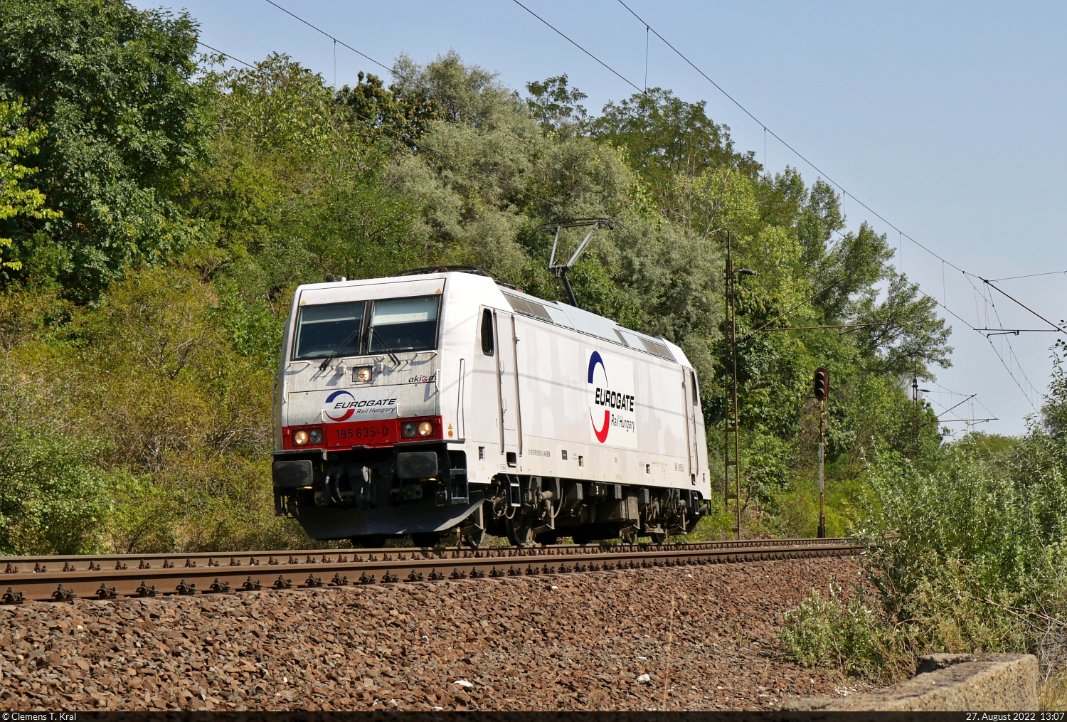 185 635-0 auf Solofahrt bei Szár (HU) Richtung Tatabánya (HU).

🧰 Akiem S.A.S., vermietet an EUROGATE Rail Hungary Zrt. (ERH)
🕓 27.8.2022 | 13:07 Uhr