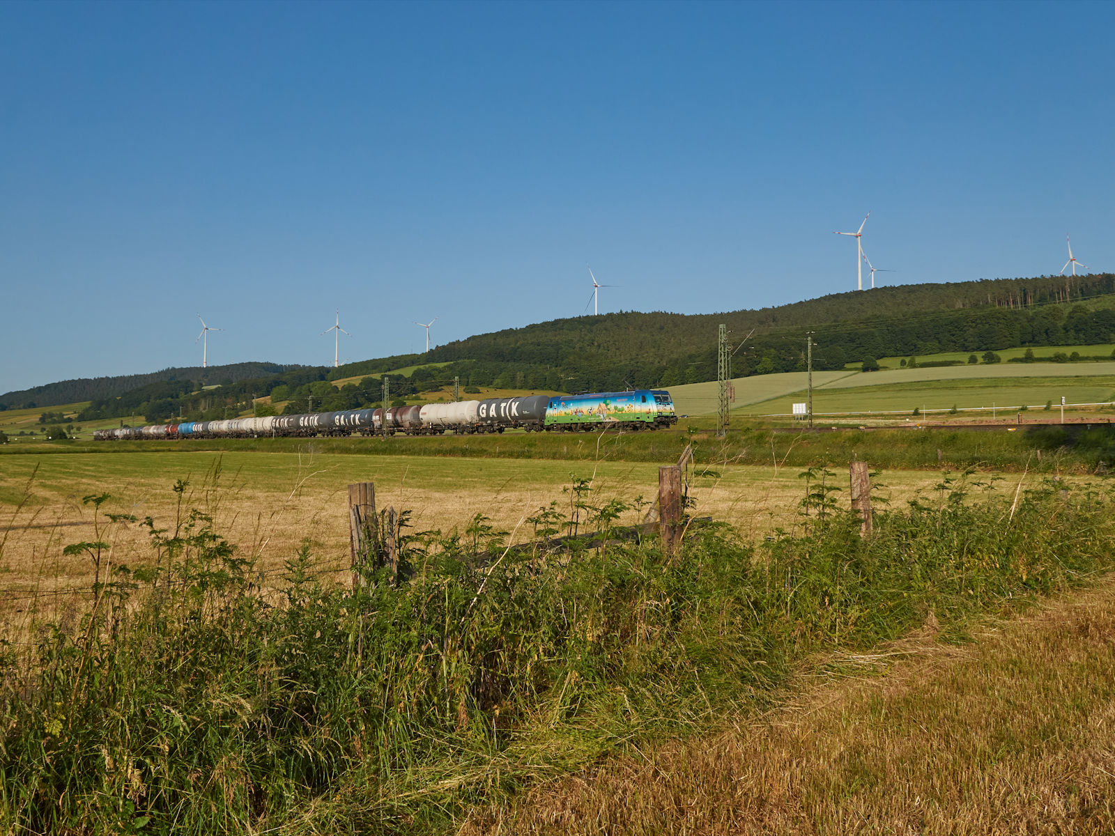 185 642 zog am 12.06.2023 einen Zug aus Kesselwagen durch die Vorderrhön bei Haunetal-Neukirchen in Richtung Fulda.