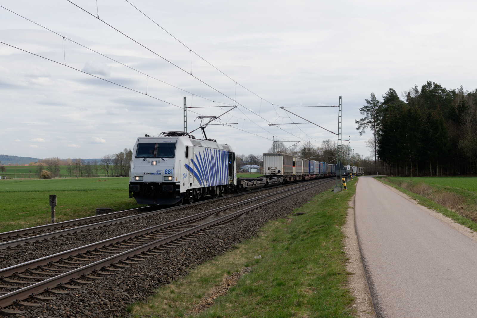 185 661 Lokomotion mit dem DGS 43820 (Verona Q.E. - Bremen Grolland) bei Triesdorf, 11.04.2021
