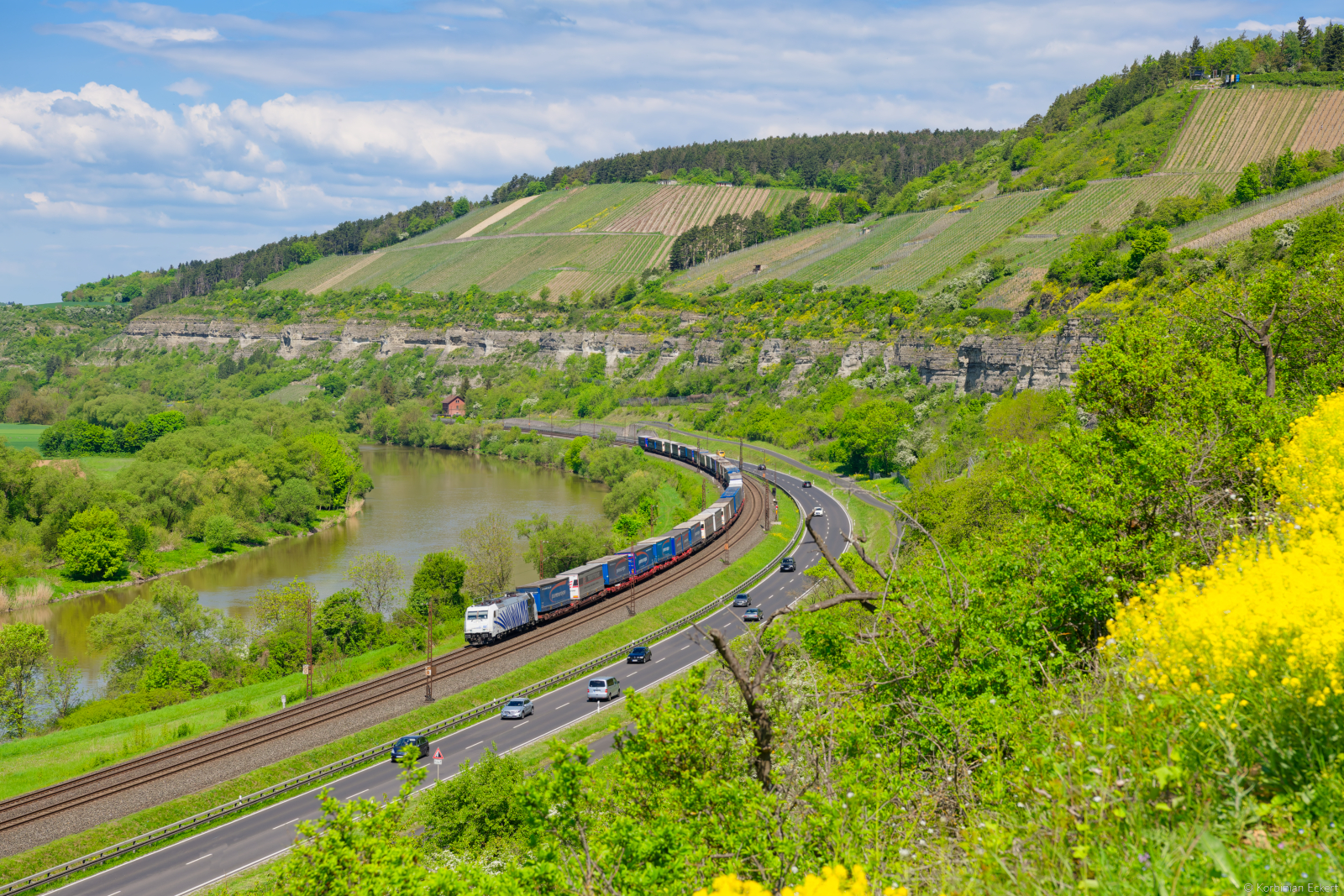 185 661 Lokomotion  Paul  mit einem Paneuropa/Terratrans KLV-Zug bei Himmelstadt Richtung W�rzburg, 07.05.2022