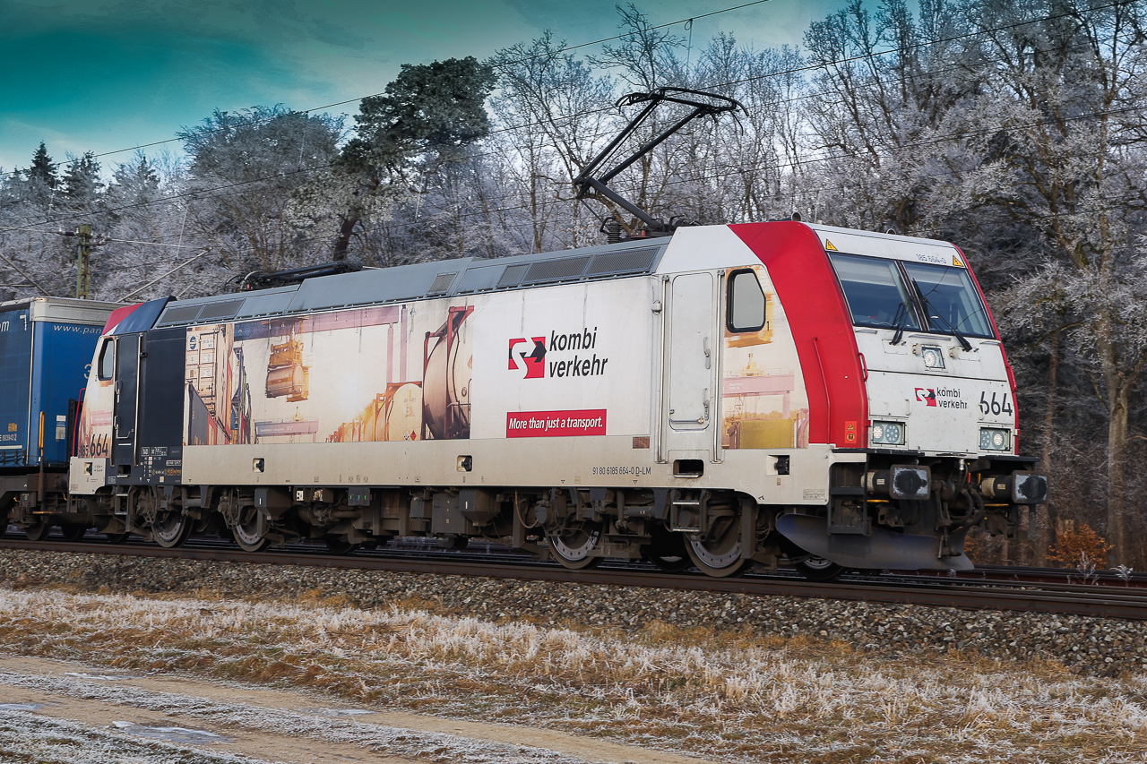 185 664 Lokomotion  KombiVerkehr  am 22.01.25 bei Eglharting.