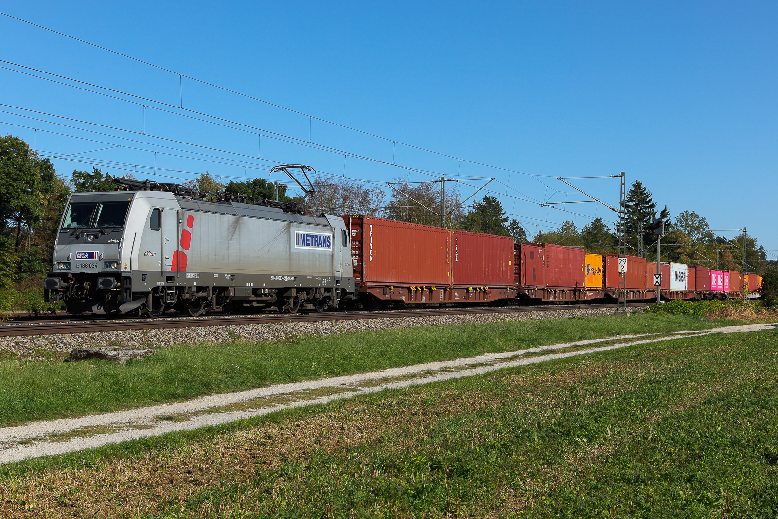 186 034 Akiem Metrans zieht Container in Richtung München bei Eglharting am 26.09.26. 
