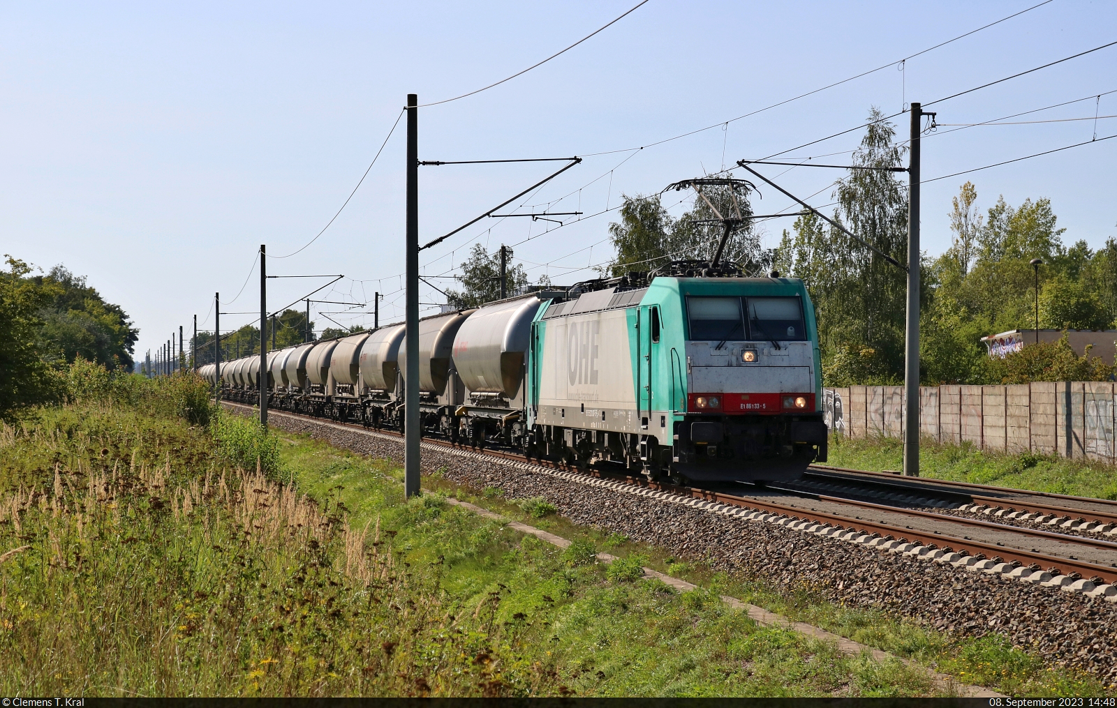 186 133-5 (91 51 5270 007-5 PL-TM) schleppt Silowagen durch Hohenthurm Richtung Bitterfeld.

🧰 Alpha Trains Belgium NV/SA, vermietet an Transchem Sp. z o.o.
🕓 8.9.2023 | 14:48 Uhr