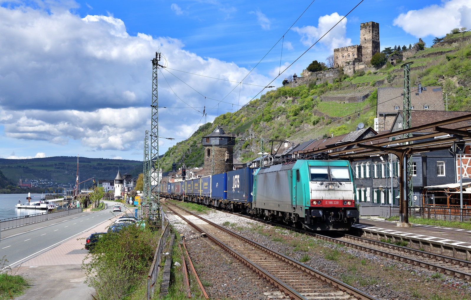 186 228 mit einem Containerzug am 14.04.2023 bei Kaub. 