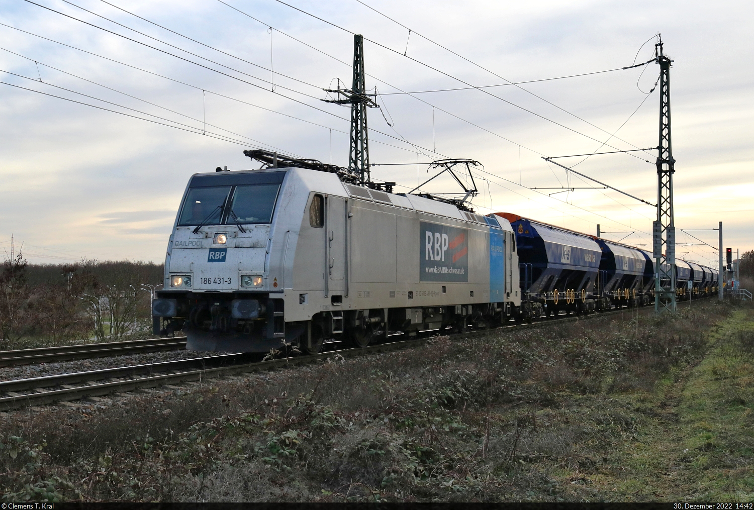 186 431-3 fährt mit geschlossenen Schüttgutwagen der K+S AG an der Leipziger Chaussee (B 6) Richtung ZBA Halle (Saale).

🧰 Railpool GmbH, vermietet an die Rheinische Bahnpersonal- und Verkehrsgesellschaft mbH (RBP)
🕓 30.12.2022 | 14:42 Uhr