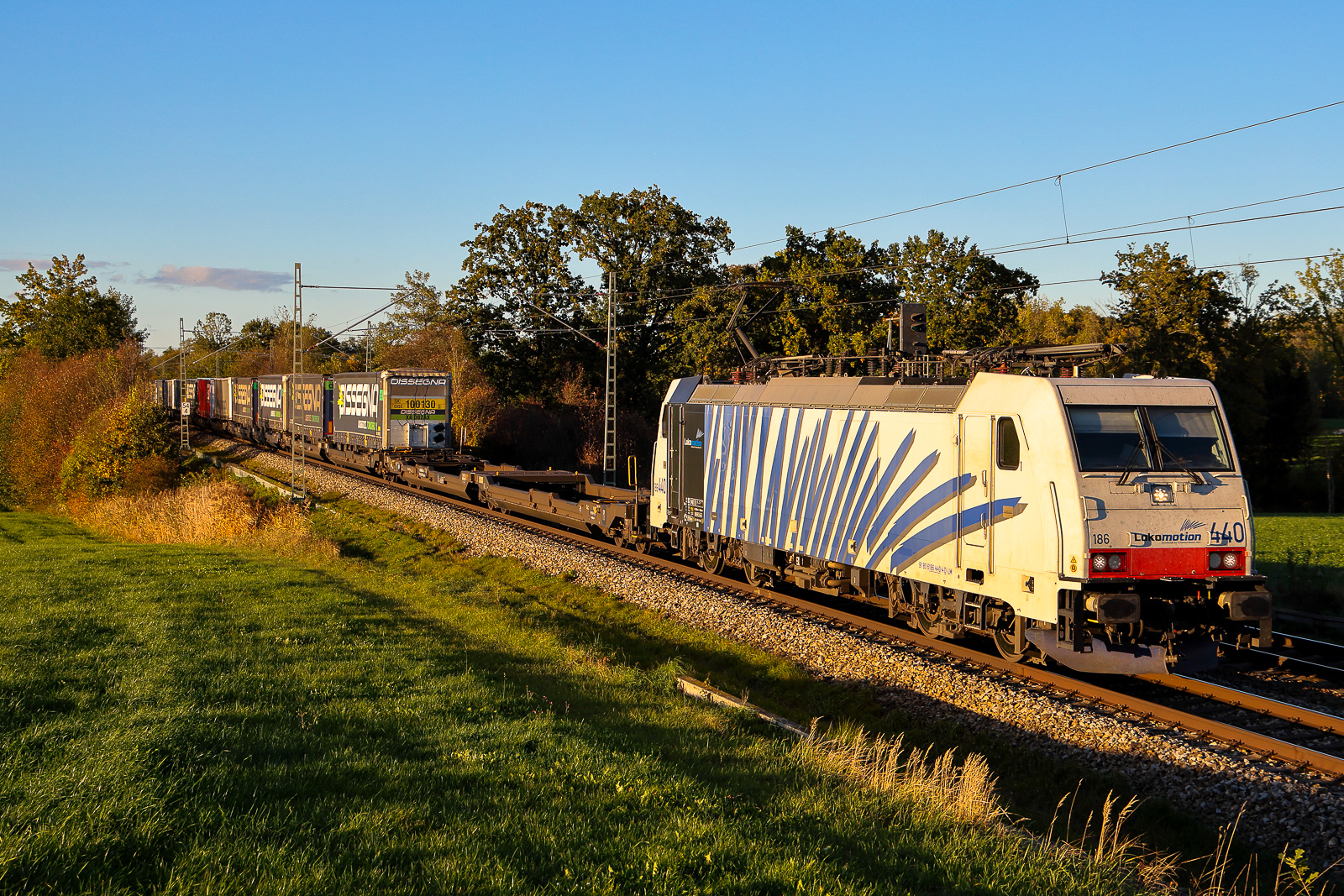 186 440 im letzten Licht am 22.10.2026 bei Hilperting. Hier warten ein paar andere Knipser mit mir auf das Krokodil und wir sind schon nervös ob das Sonnenlicht noch reicht.
