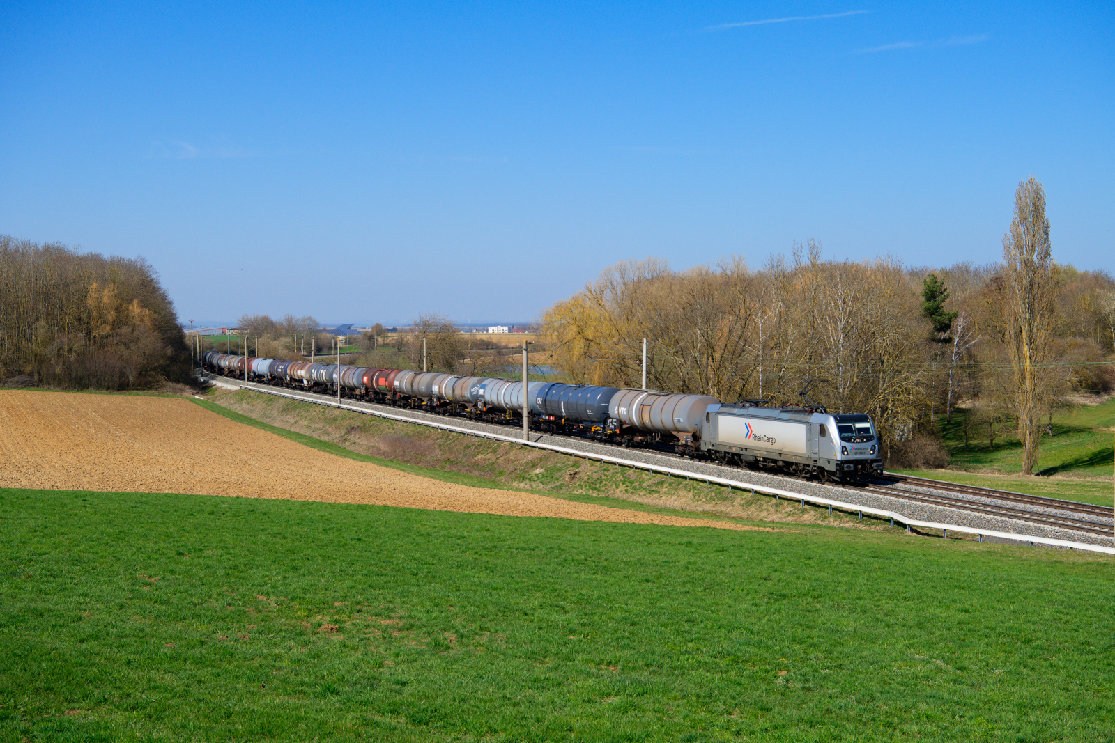 187 076 RHC mit einem Kesselzug bei Uffenheim Richtung Ansbach, 31.03.2021