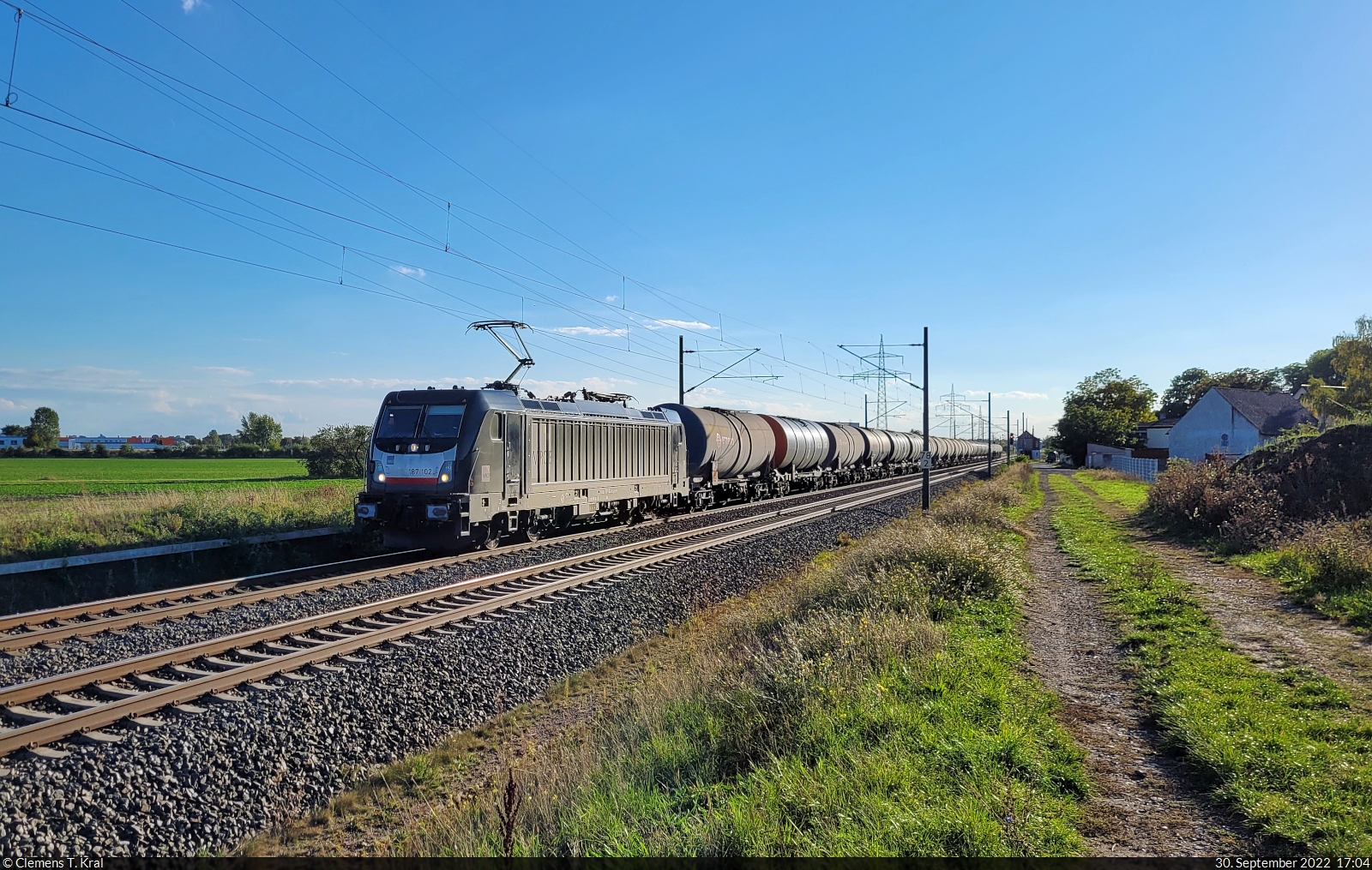 187 102-9 schleppt Kesselwagen durch Braschwitz Richtung Köthen.

🧰 Mitsui Rail Capital Europe GmbH (MRCE), aktueller Mieter unbekannt
🕓 30.9.2022 | 17:04 Uhr