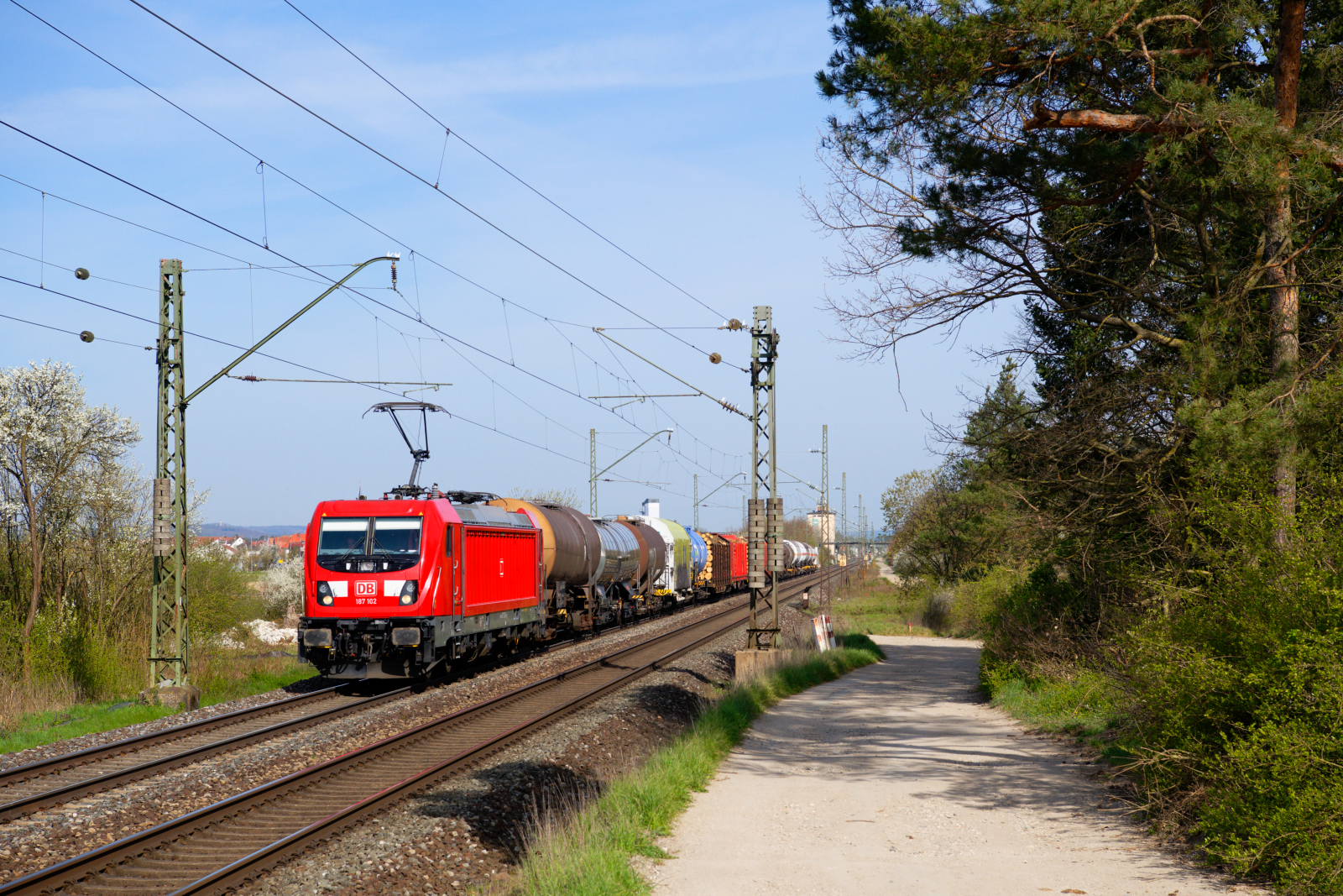 187 102 DB Cargo mit einem gemischten Güterzug bei Hirschaid Richtung Fürth, 24.04.2021